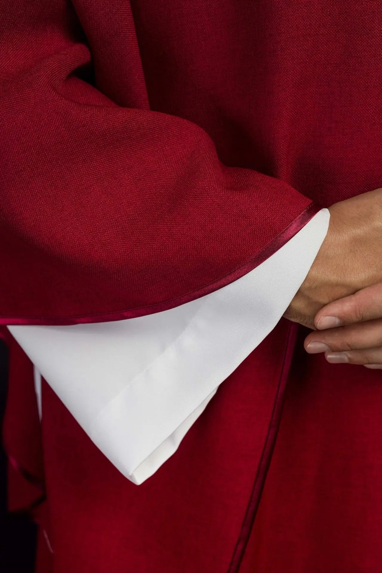 Casulla con cruz bordada y ribete dorado en el cuello en rojo