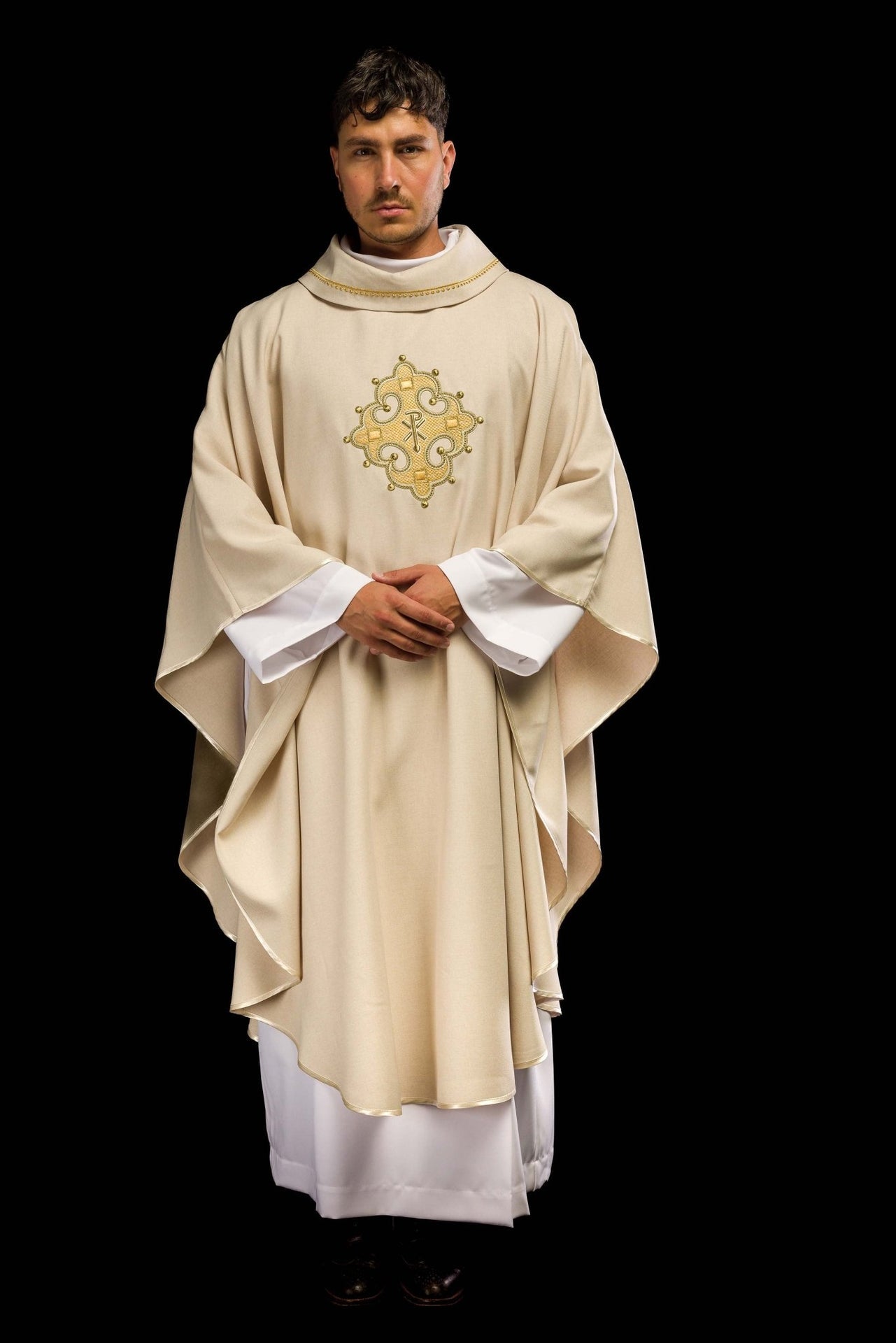 Ornat z haftowanym krzyżem i złotą lamówką na kołnierzu w kolorze ecru