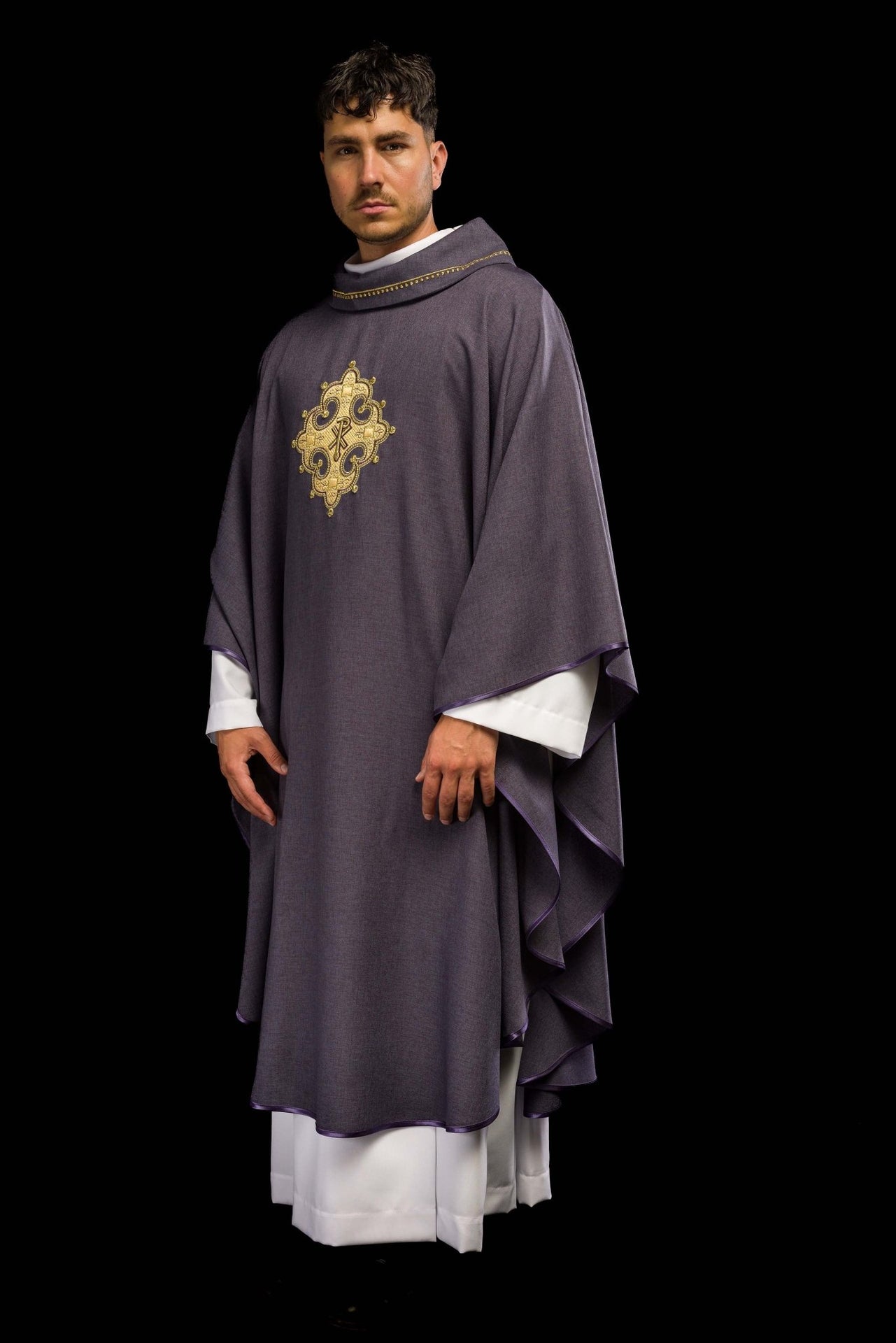 Ornat z haftowanym krzyżem i złotą lamówką na kołnierzu w kolorze fioletowym