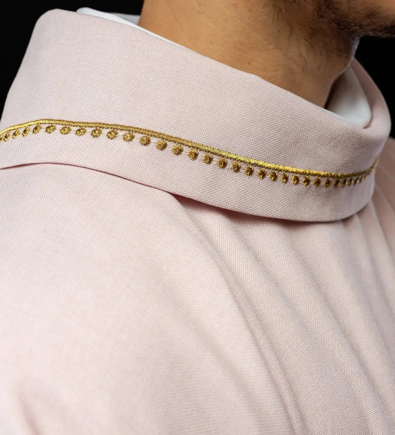 Casulla con cruz bordada y ribete dorado en el cuello en color rosa
