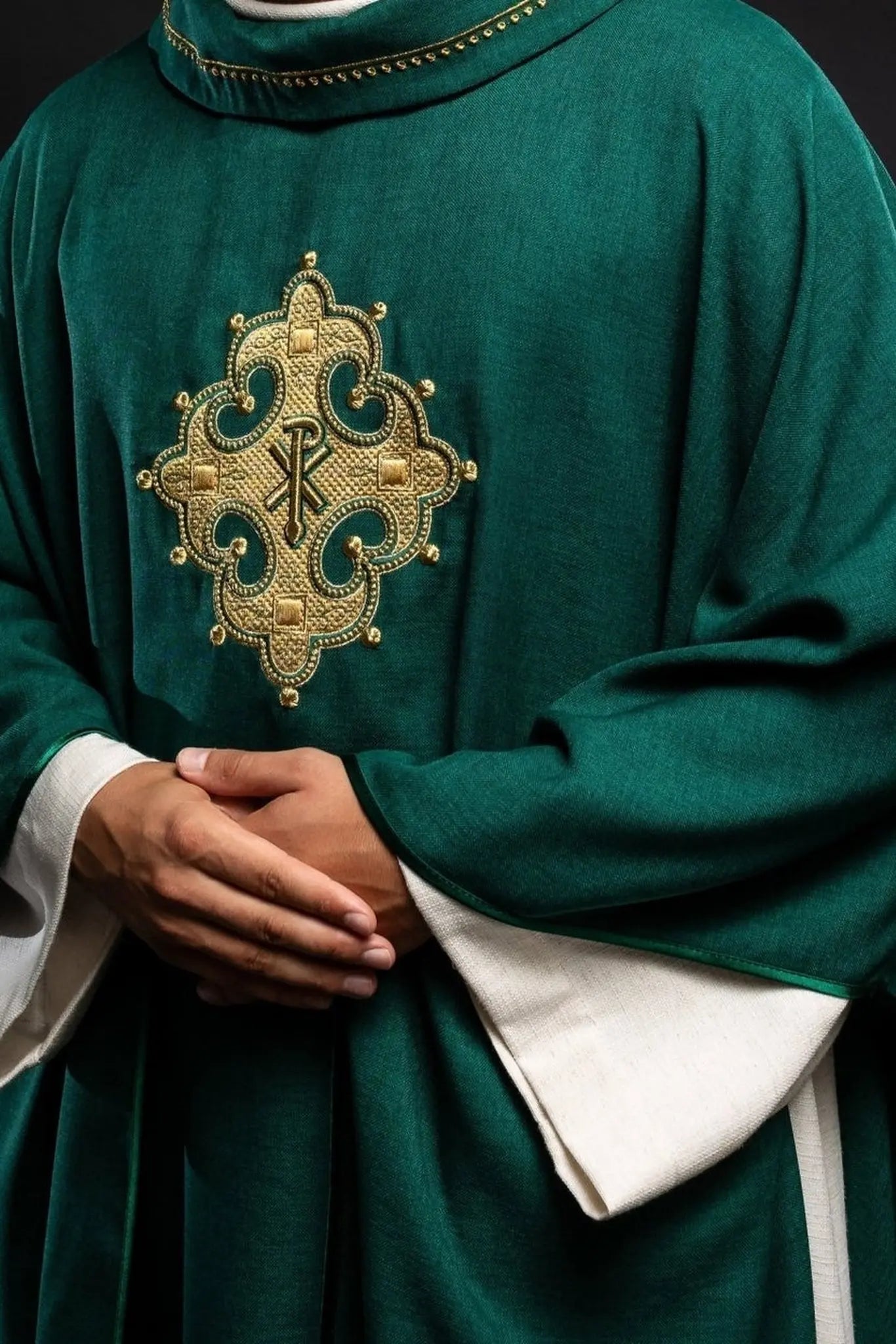 Casulla con cruz bordada y ribete dorado en el cuello en verde