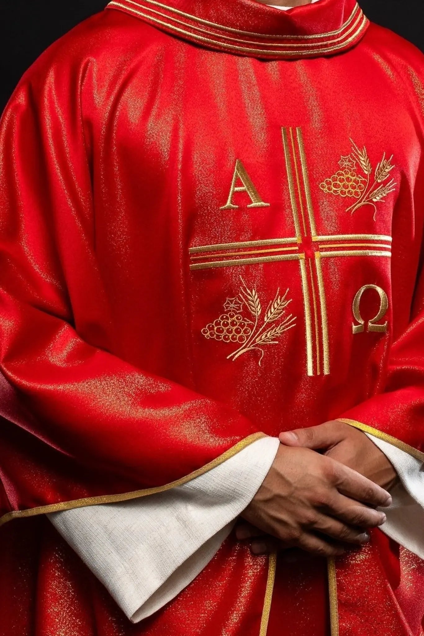 Casulla con cruz bordada, motivos de Alfa y Omega y orejas rojas