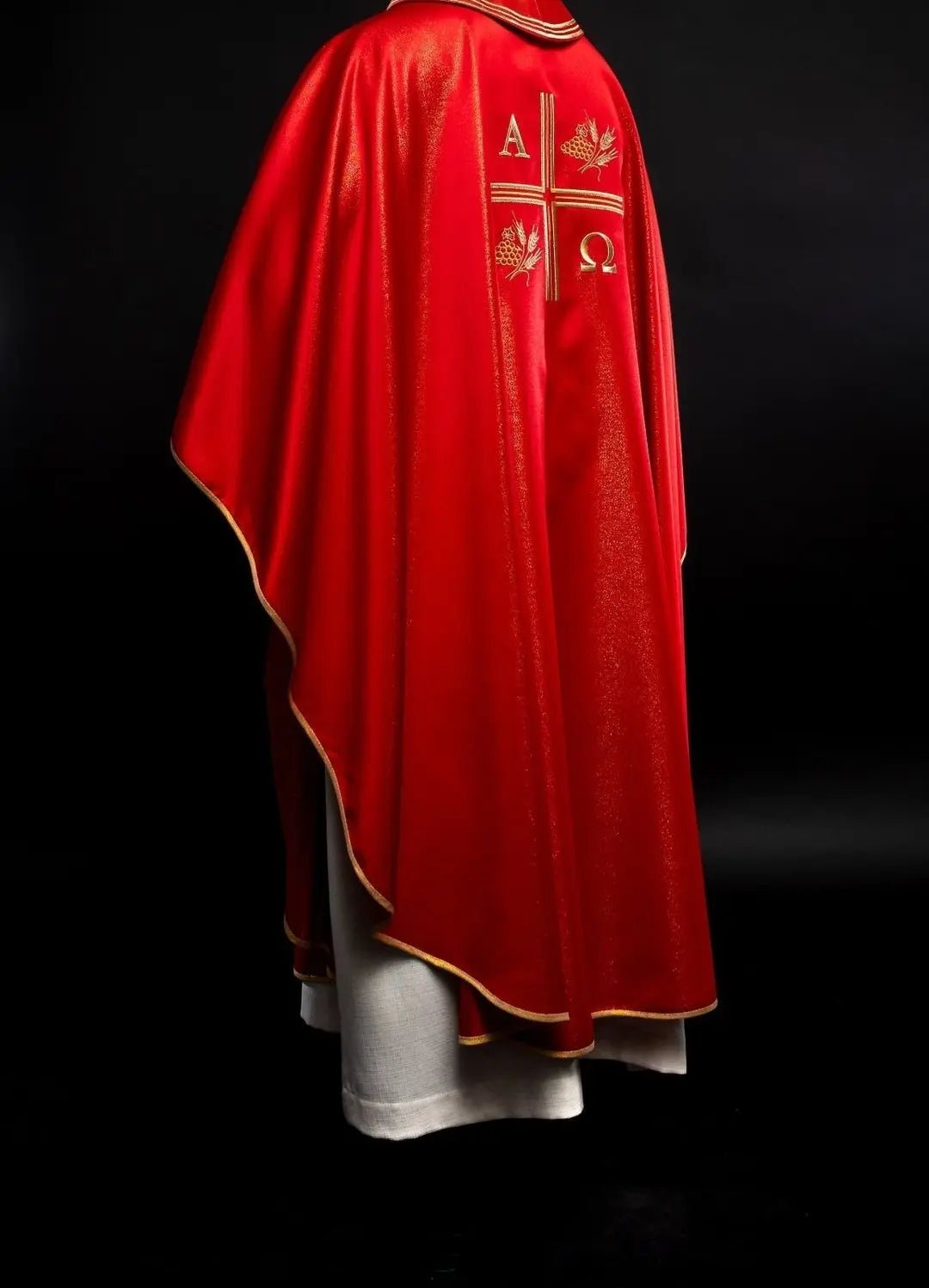 Casulla con cruz bordada, motivos de Alfa y Omega y orejas rojas