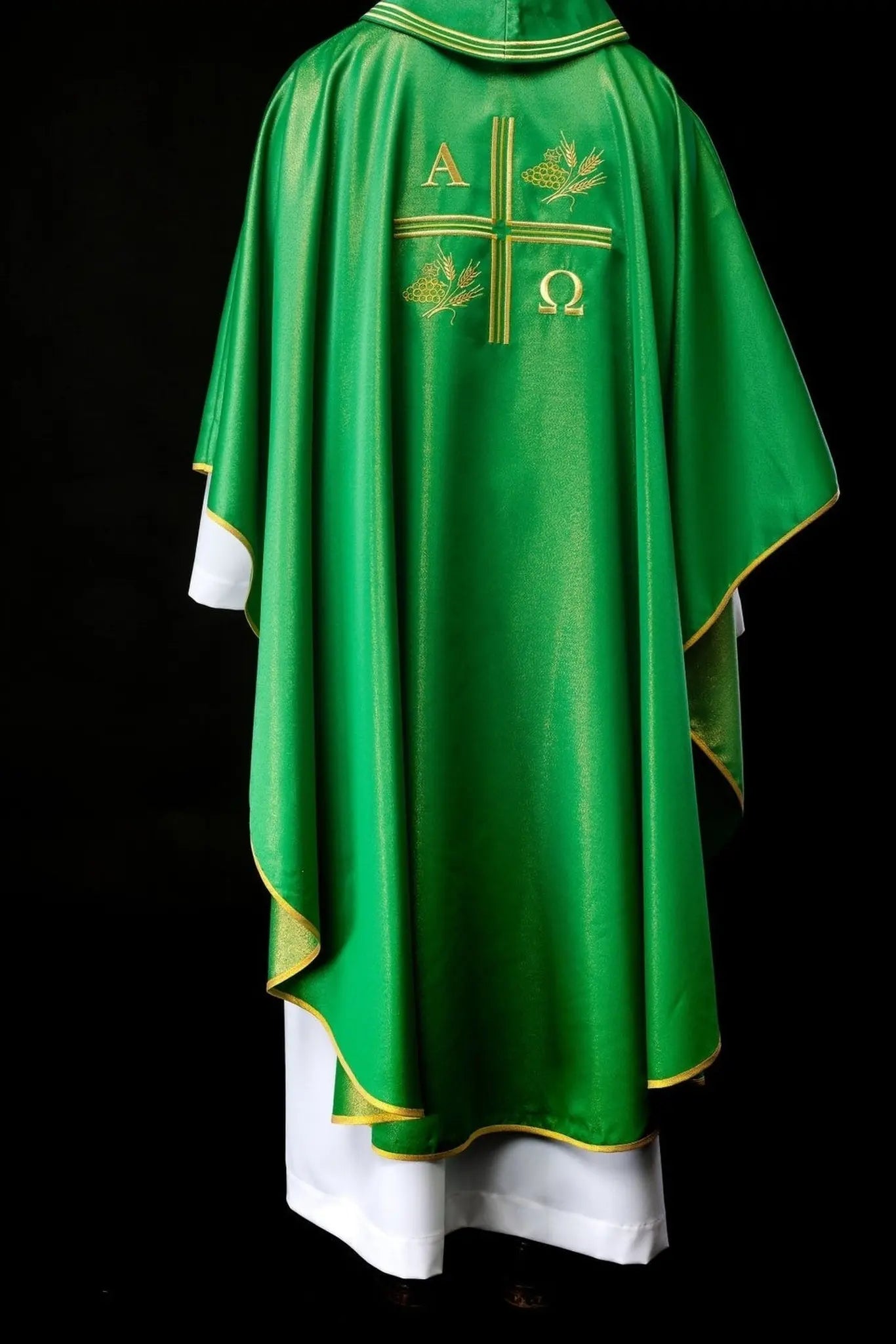 Casulla con cruz bordada, motivos de Alfa y Omega y orejas en verde