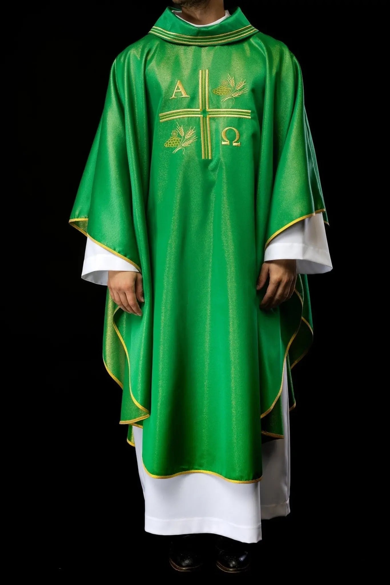 Casulla con cruz bordada, motivos de Alfa y Omega y orejas en verde
