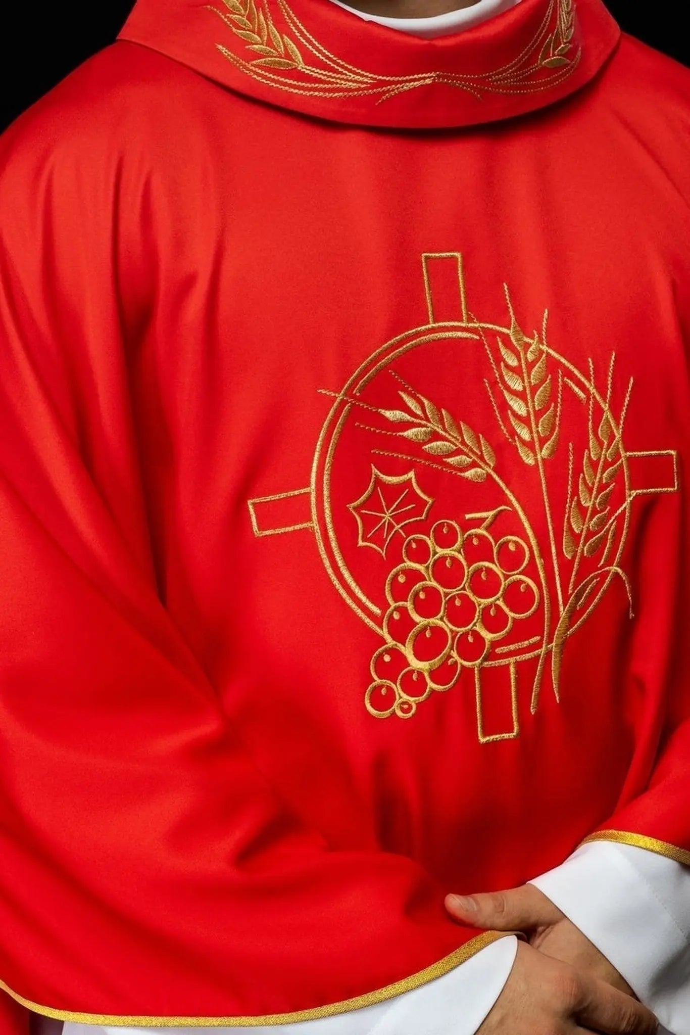 Casulla con cruz bordada y motivos de orejas rojas