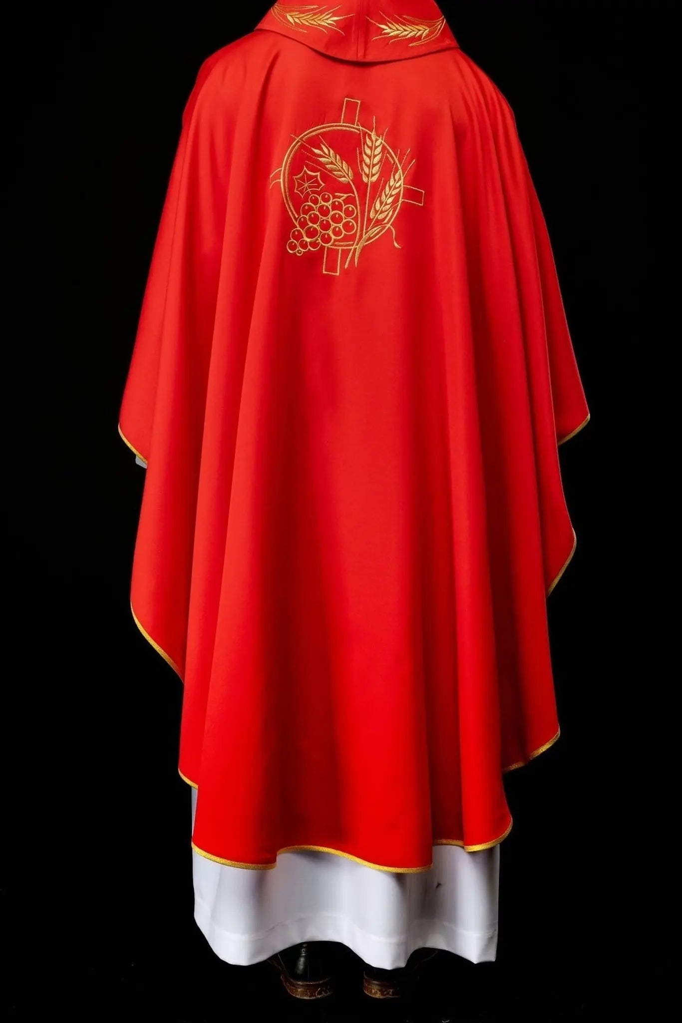 Casulla con cruz bordada y motivos de orejas rojas