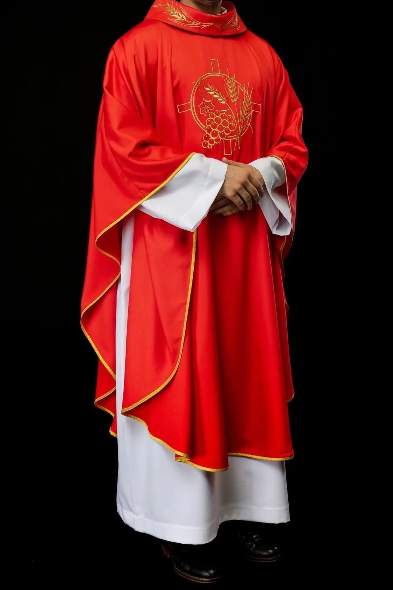 Casulla con cruz bordada y motivos de orejas rojas
