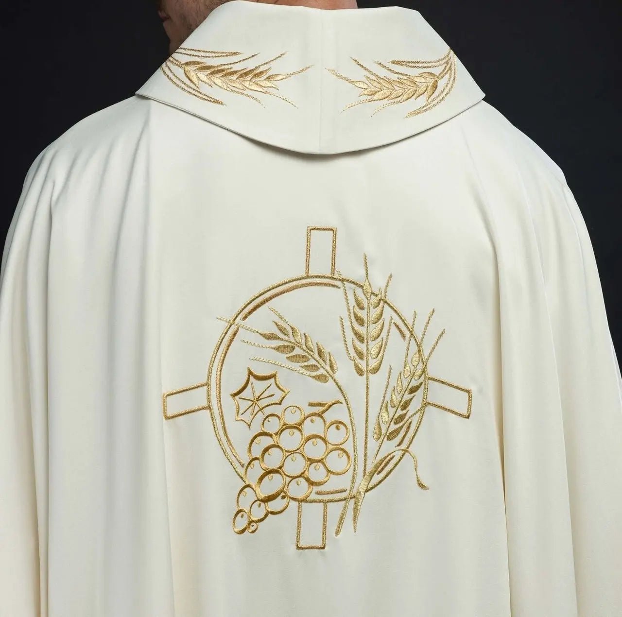 Casulla con cruz bordada y motivos de orejas en ecru