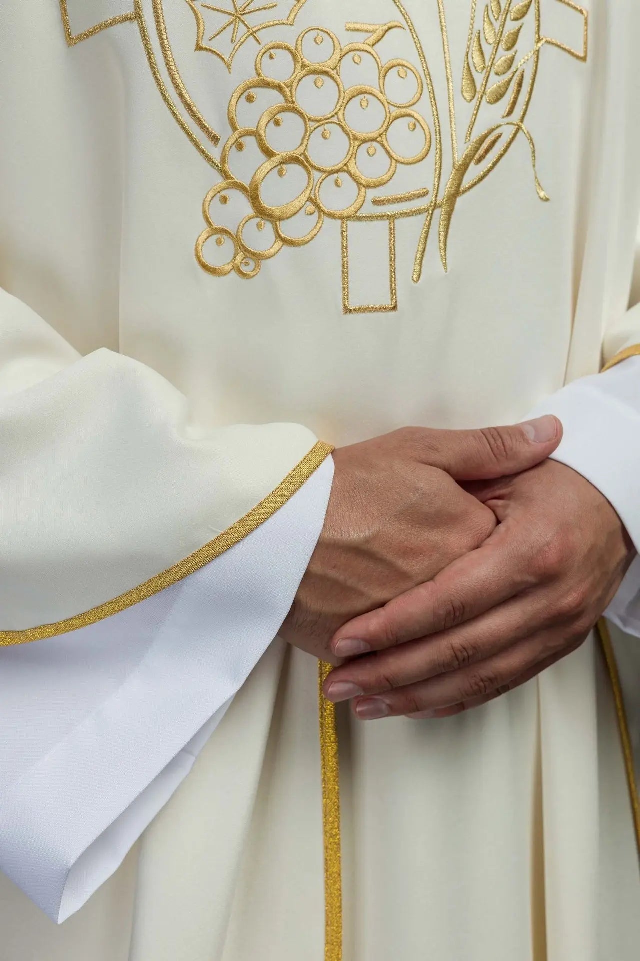Casulla con cruz bordada y motivos de orejas en ecru