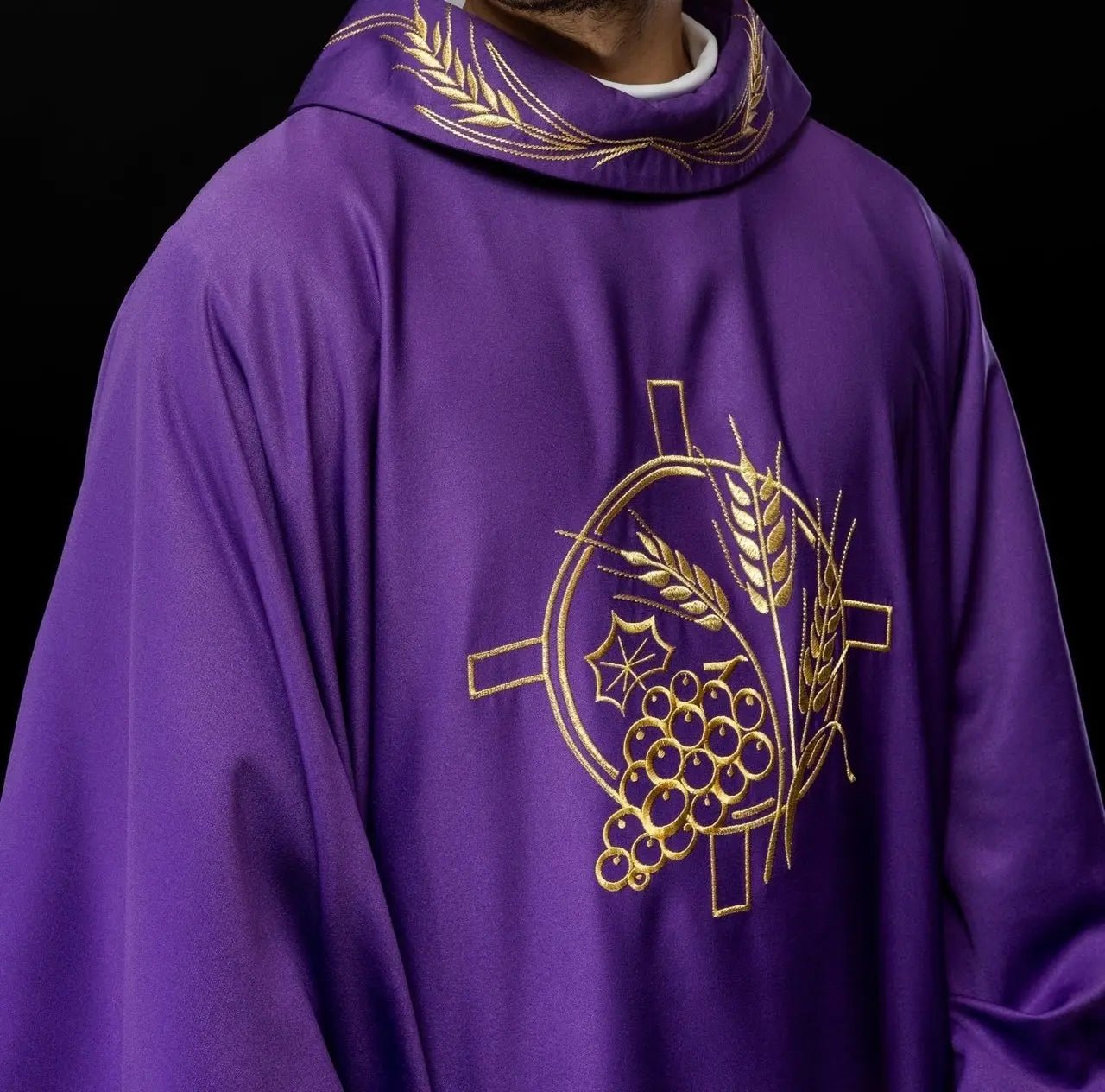 Casulla con cruz bordada y motivos de orejas en púrpura