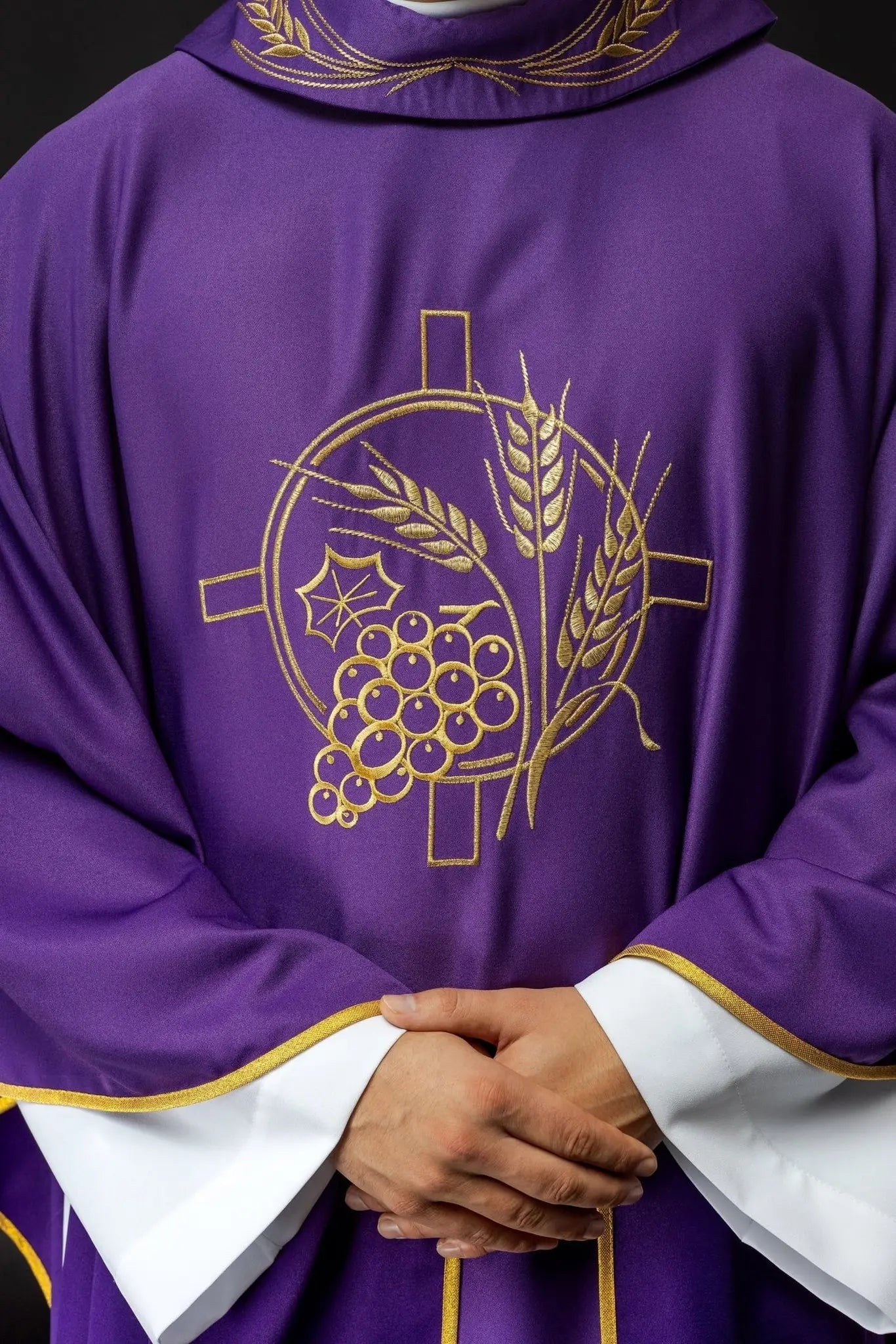 Casulla con cruz bordada y motivos de orejas en púrpura