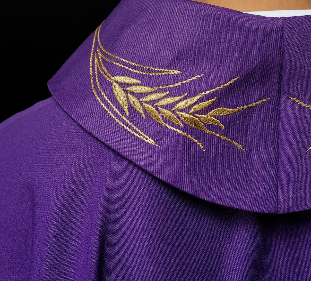 Casulla con cruz bordada y motivos de orejas en púrpura