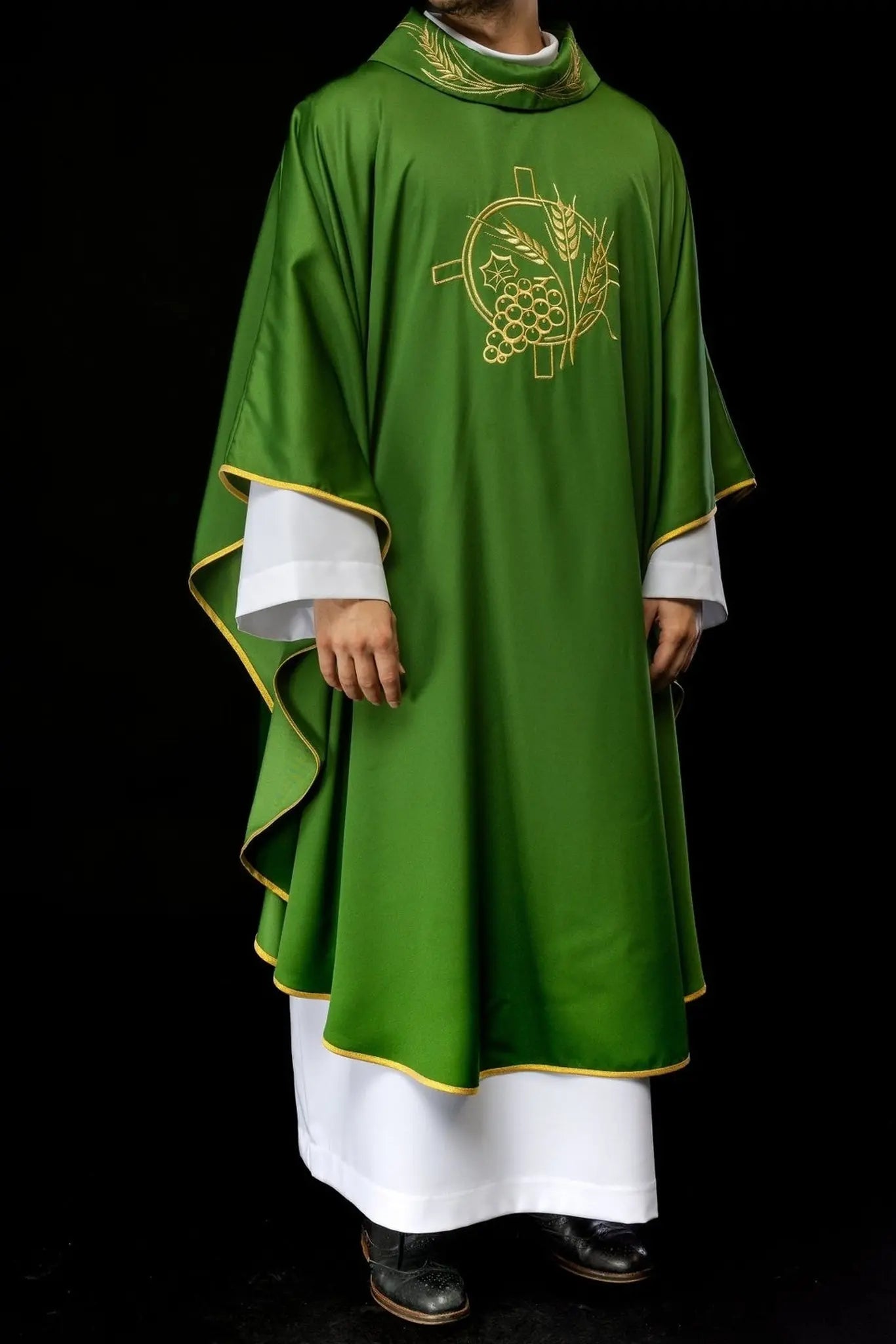 Casulla con cruz bordada y motivos de orejas en verde