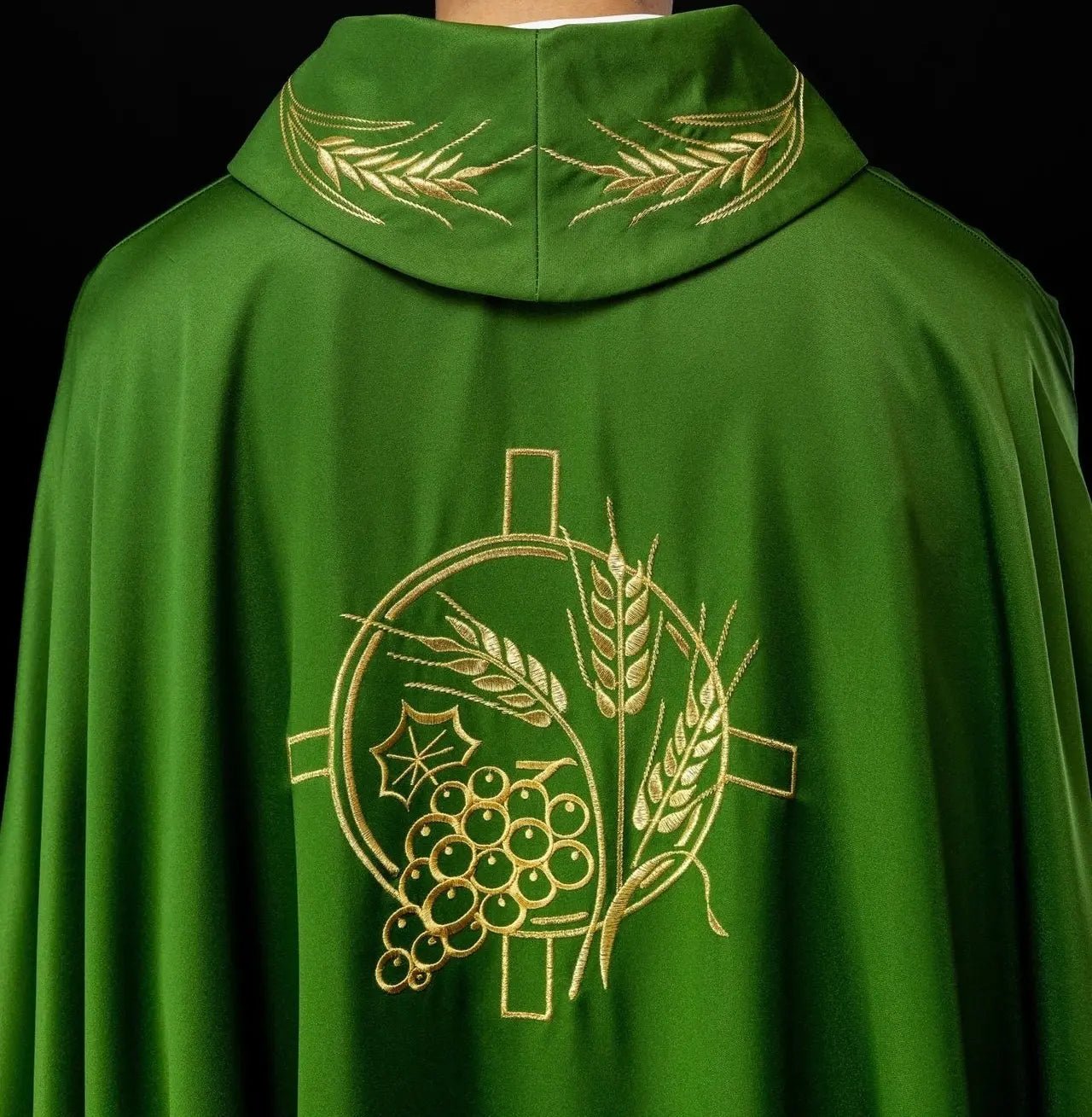 Casulla con cruz bordada y motivos de orejas en verde