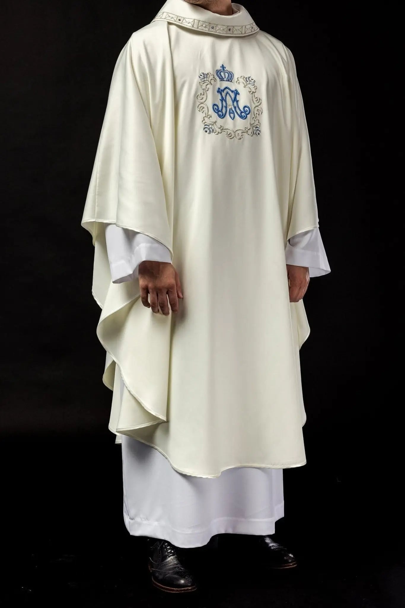 Casulla con bordado mariano