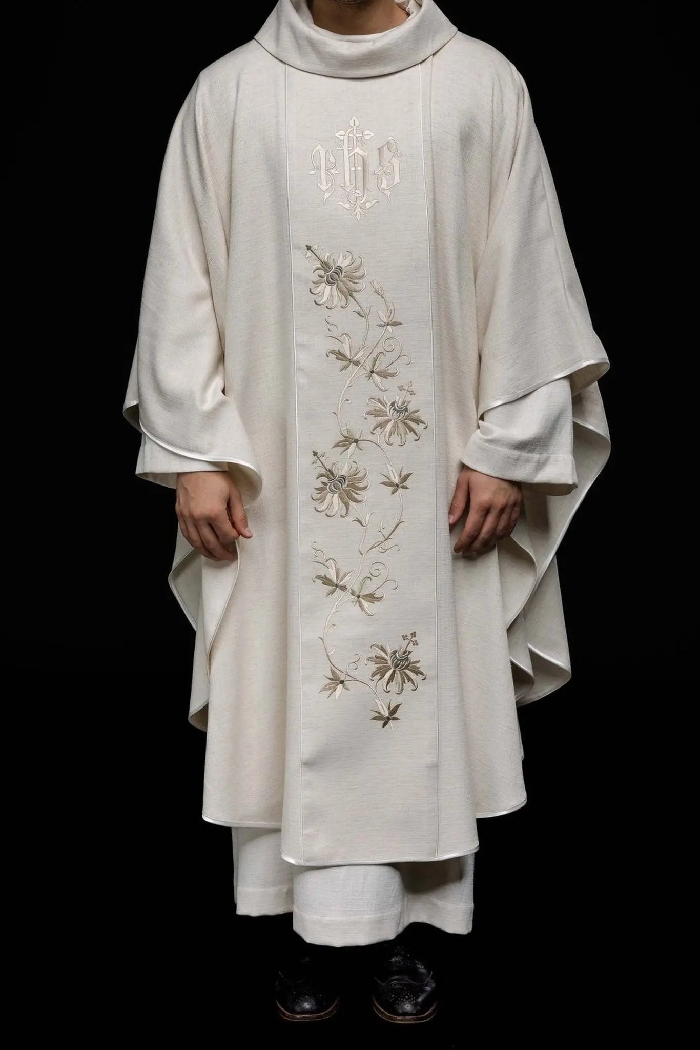 Chasuble with embroidered IHS pattern ecru