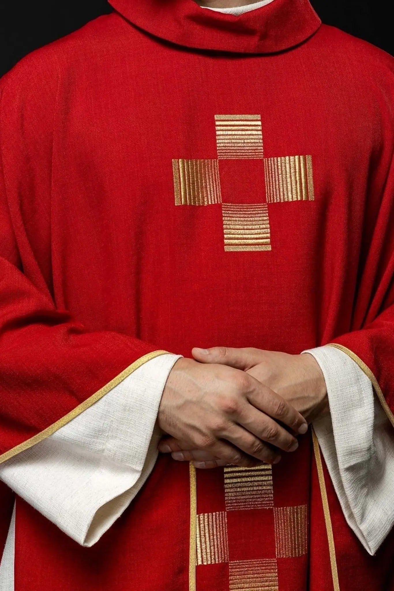 Casulla con cruces bordadas en rojo