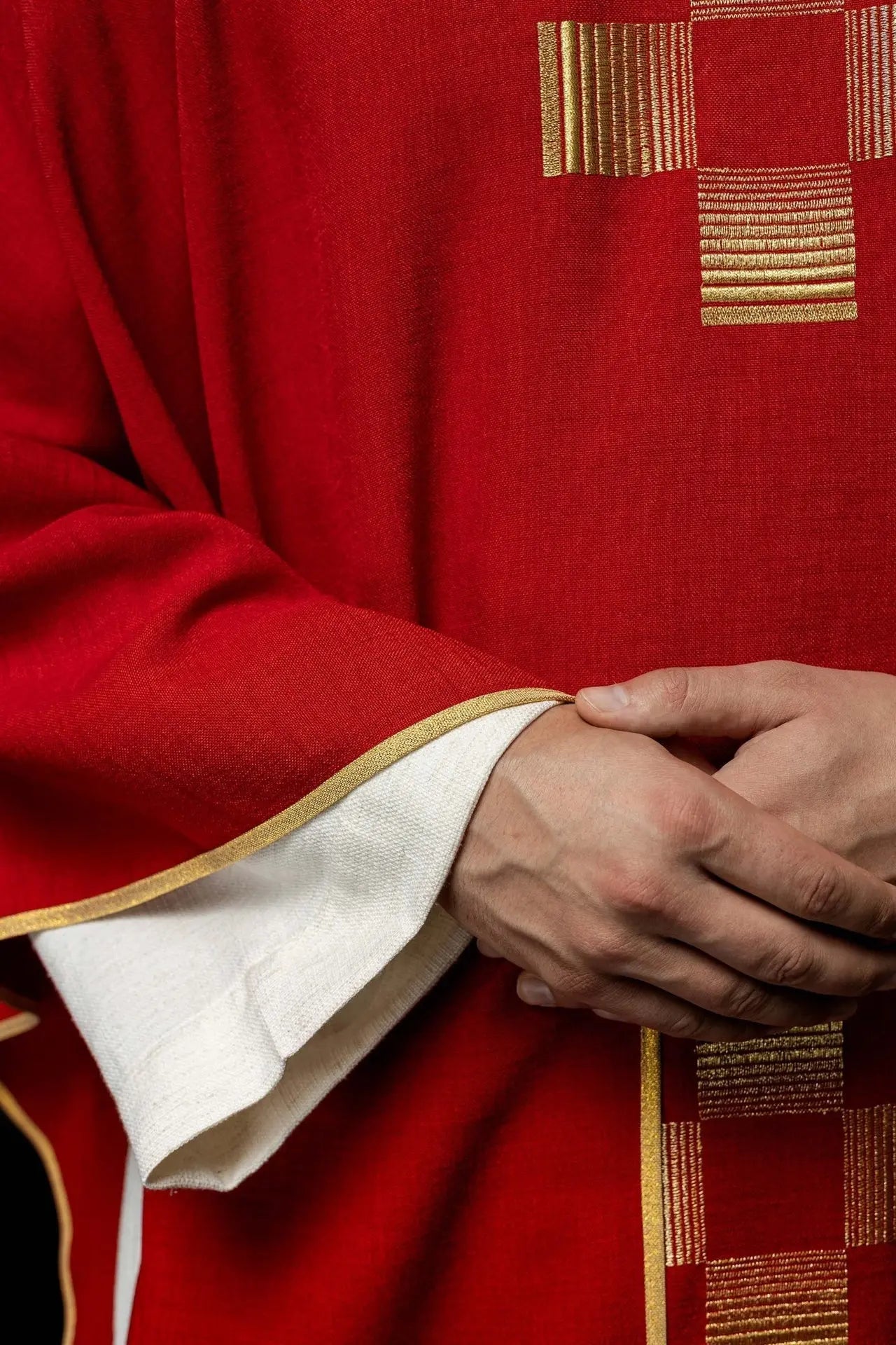 Casulla con cruces bordadas en rojo