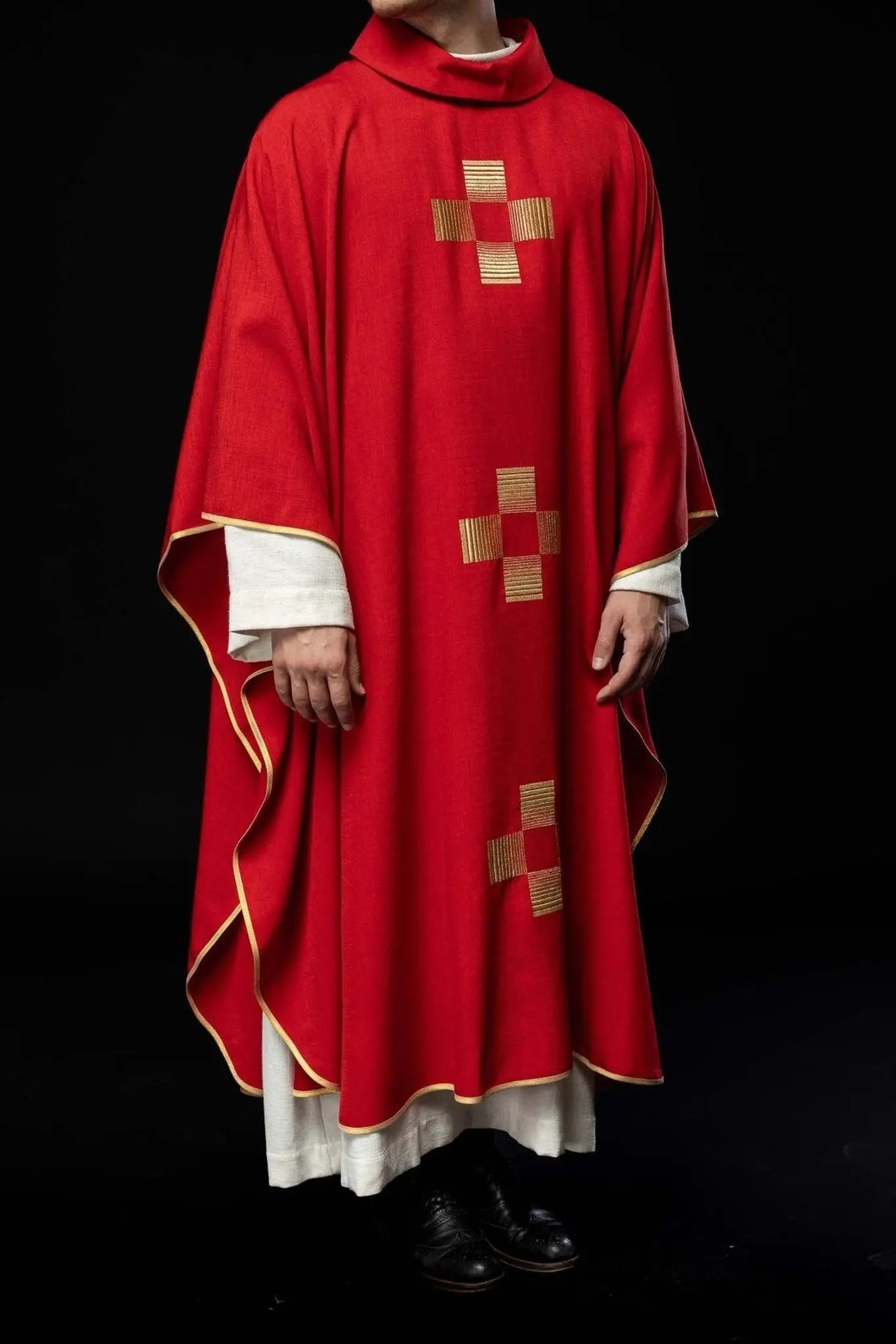 Casulla con cruces bordadas en rojo