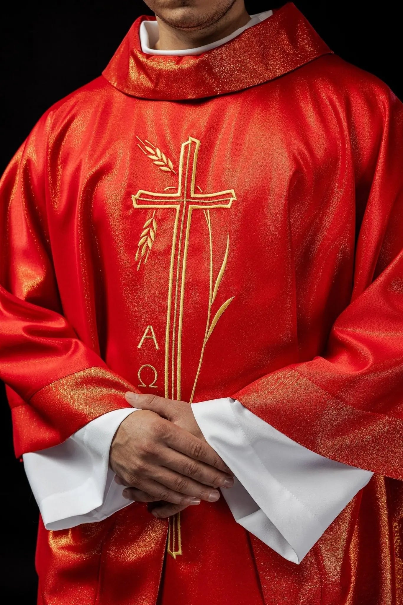 Casulla con cruz y motivo de espigas en rojo