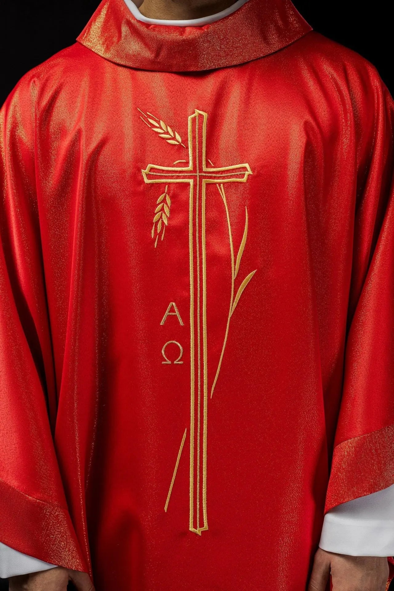 Chasuble with cross and ear motif in red