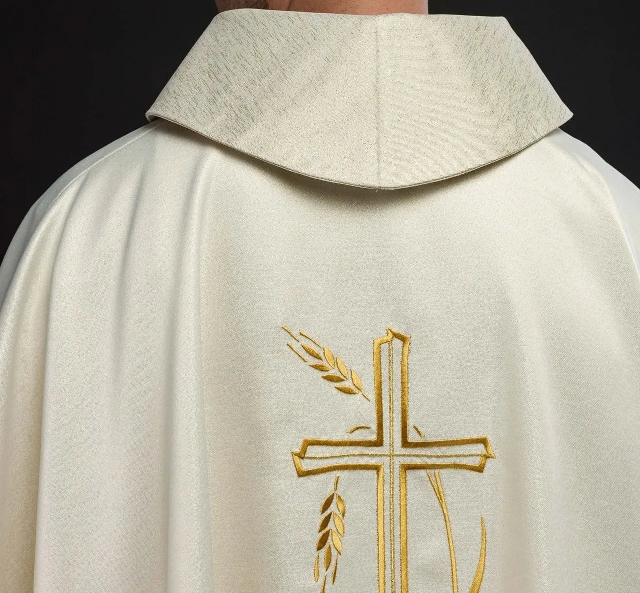 Chasuble with cross and ear motif in ecru