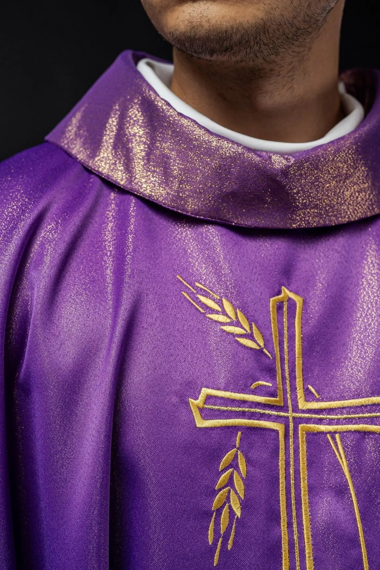 Chasuble with cross and ear motif in purple color