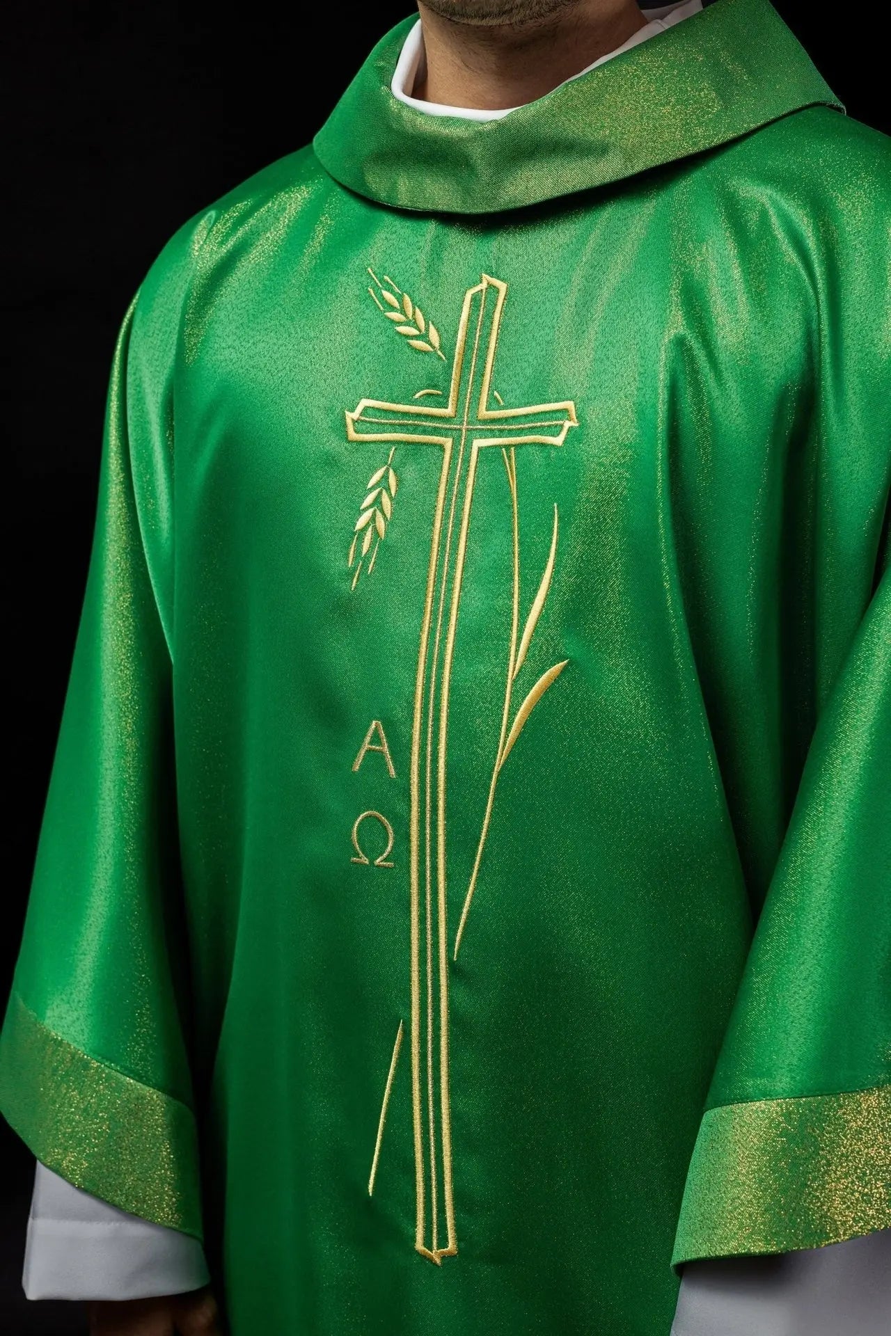 Casulla con cruz y motivo de espiga en color verde