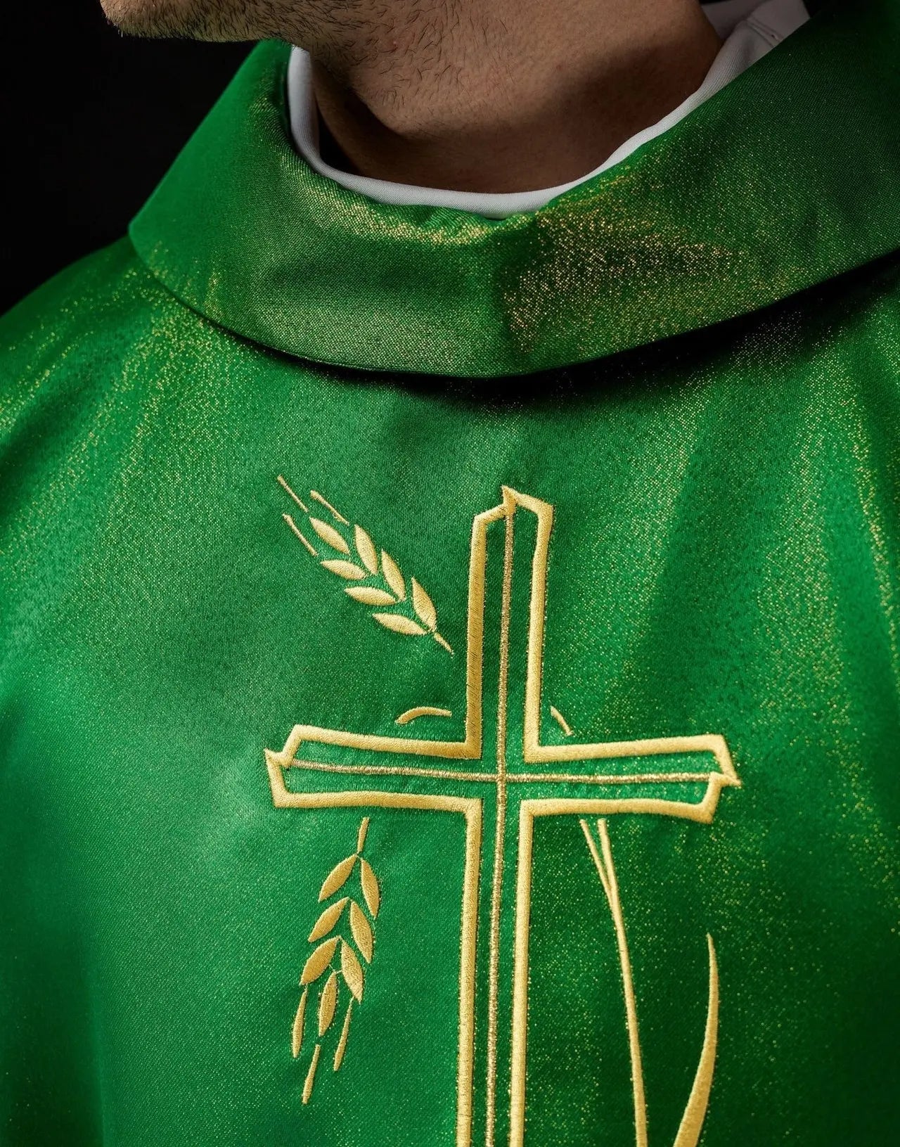 Casulla con cruz y motivo de espiga en color verde