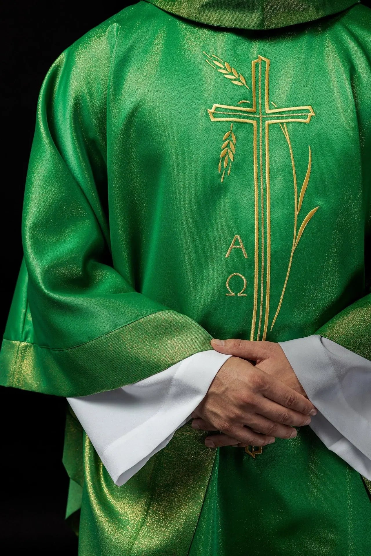 Casulla con cruz y motivo de espiga en color verde