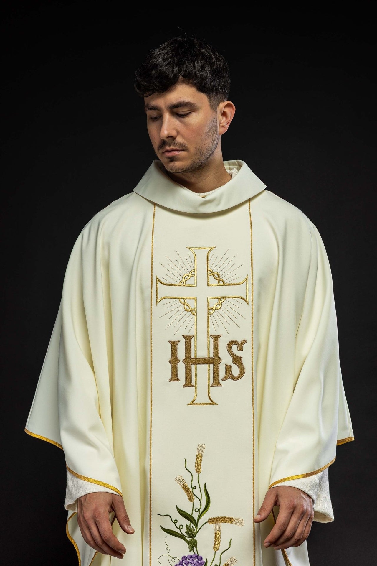 Ornat z zdobionym pasem IHS winogrona i kłosy oraz złotą lamówką