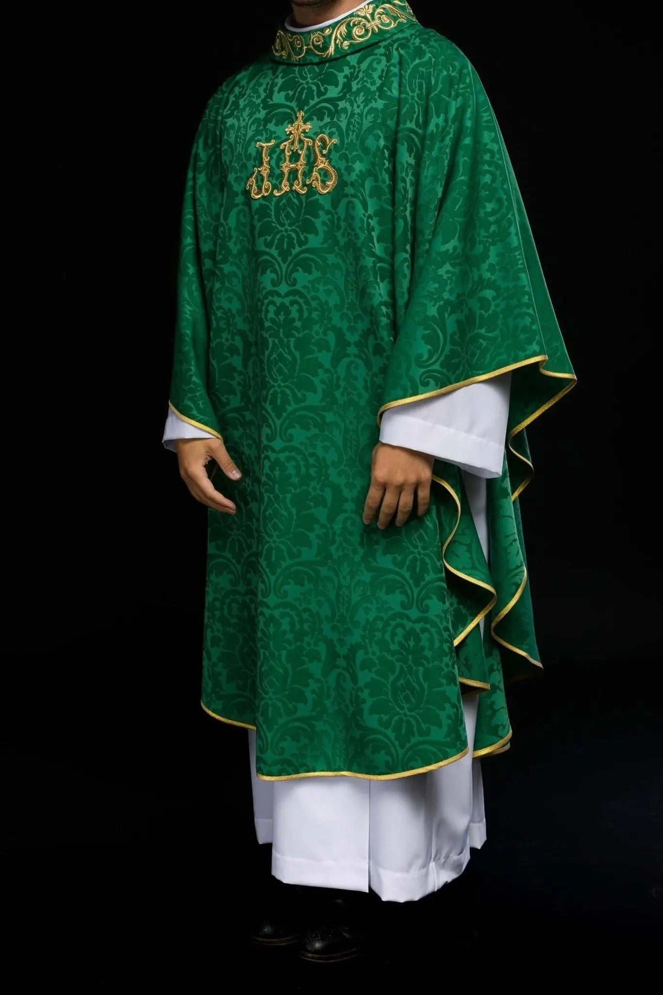 Casulla verde con motivo IHS y cuello ricamente bordado en tela decorativa