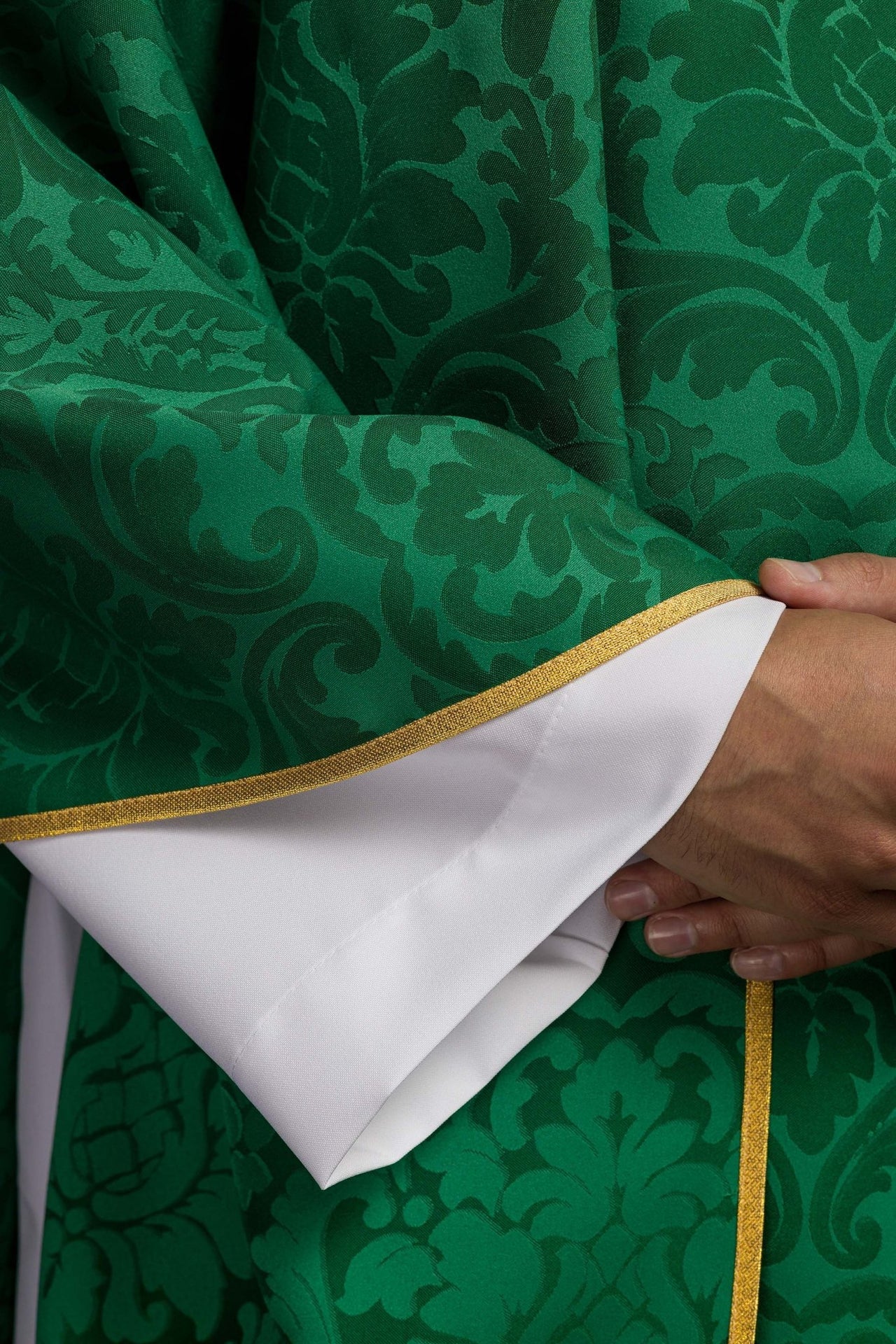 Ornat zielony z motywem IHS i bogato haftowanym kołnierzem na ozdobnej tkaninie