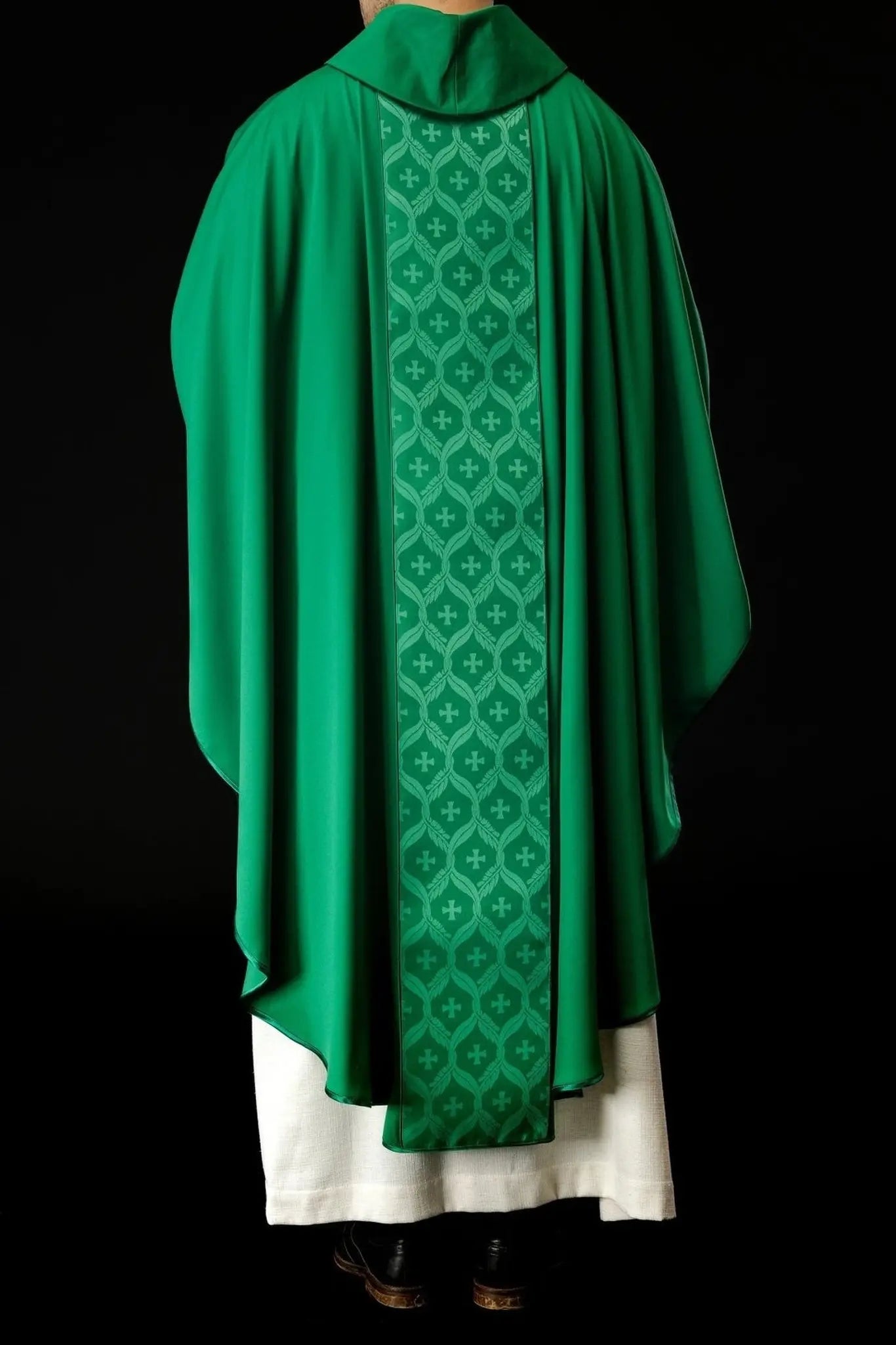 Casulla verde con banda de cruz jacquard