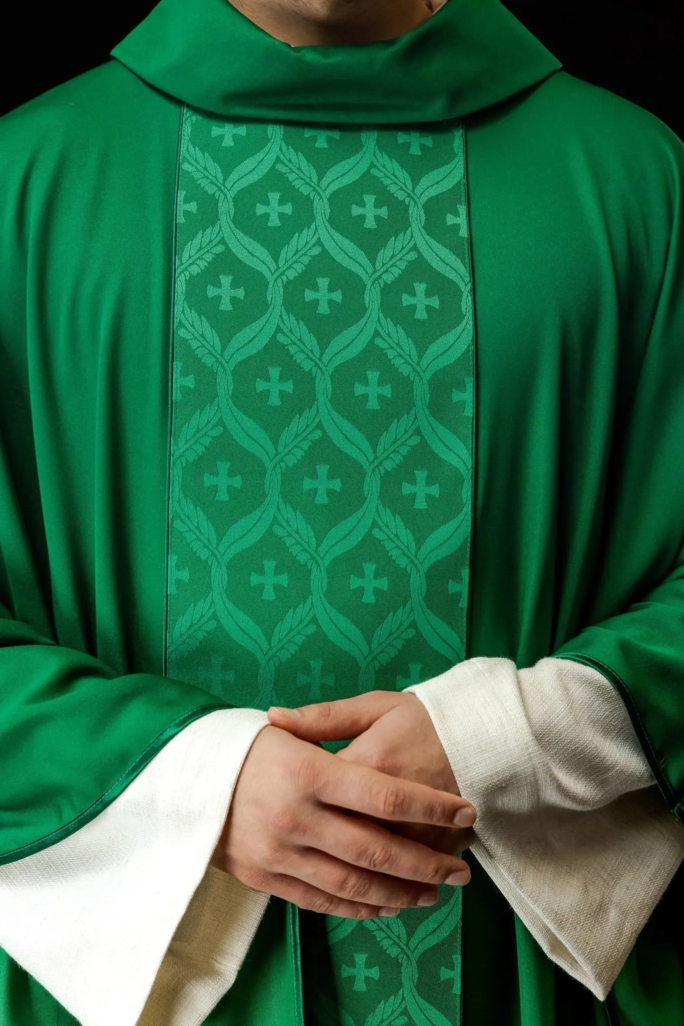 Casulla verde con banda de cruz jacquard