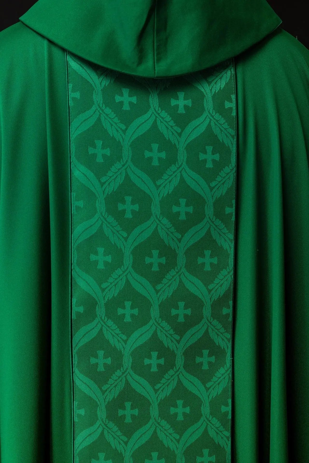 Casulla verde con banda de cruz jacquard