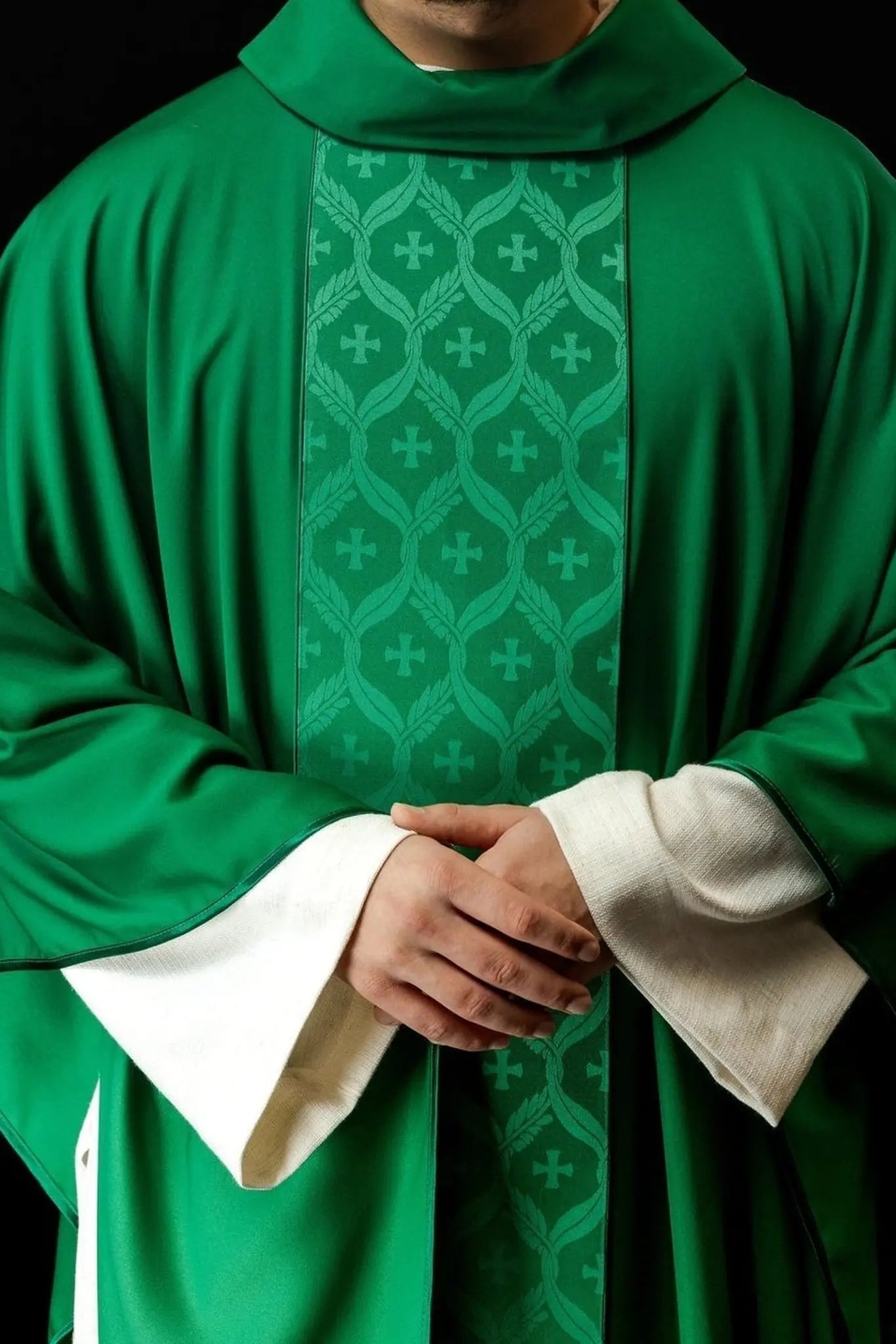 Casulla verde con banda de cruz jacquard