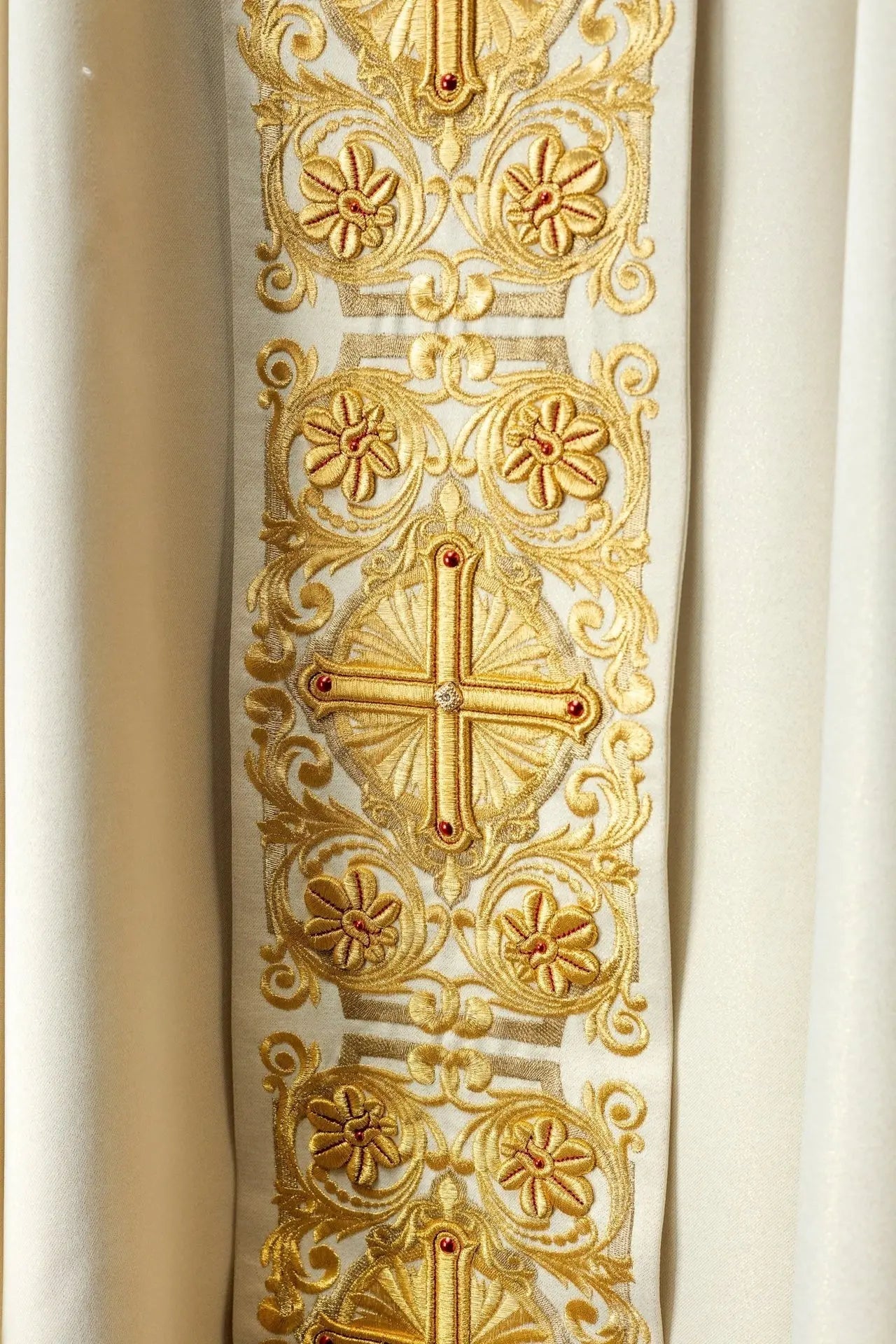 Casulla dorada ricamente bordada decorada con piedras