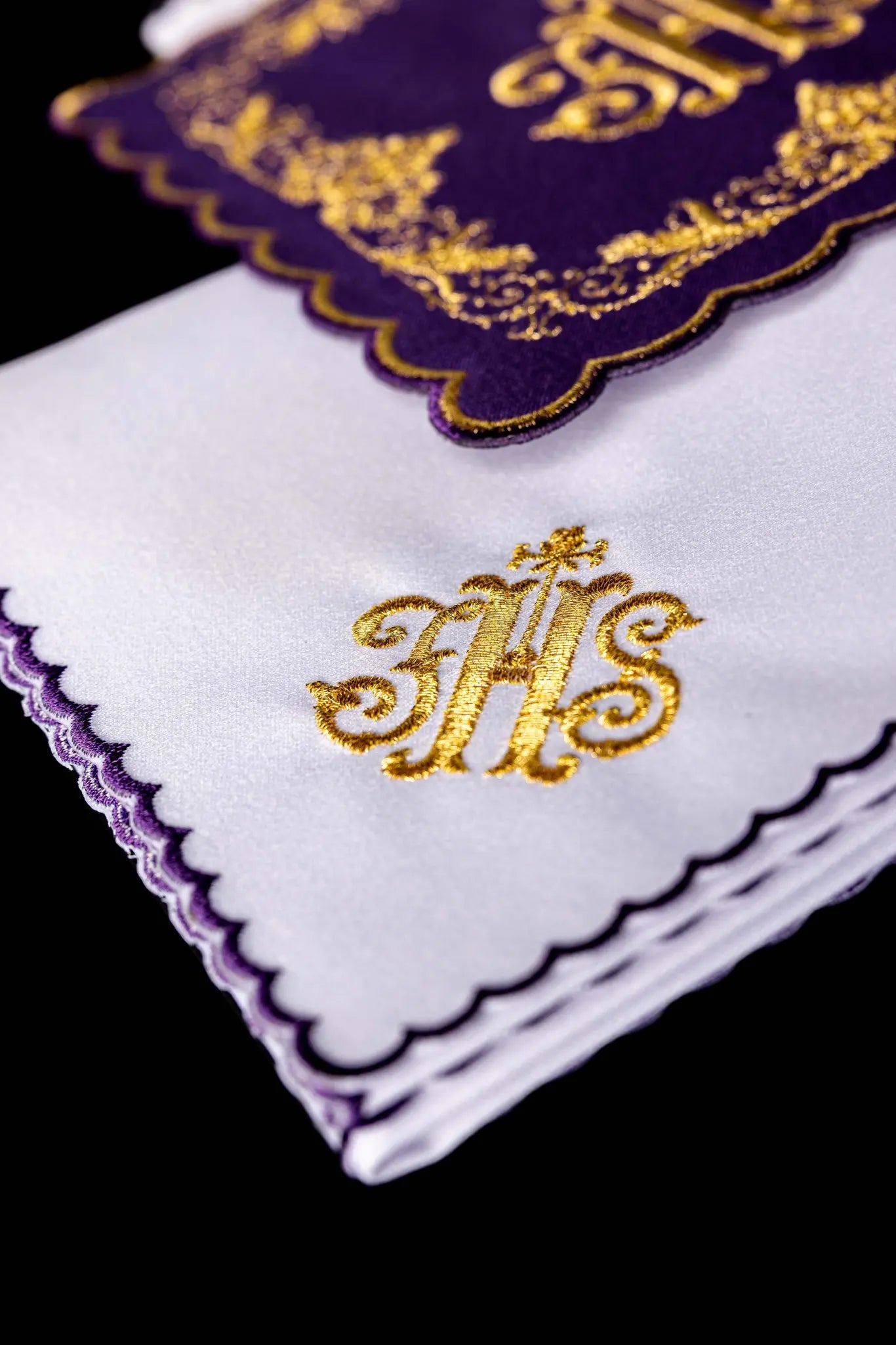 Purple embroidered chalice linen set with IHS motif - HAFTINA ATELIER