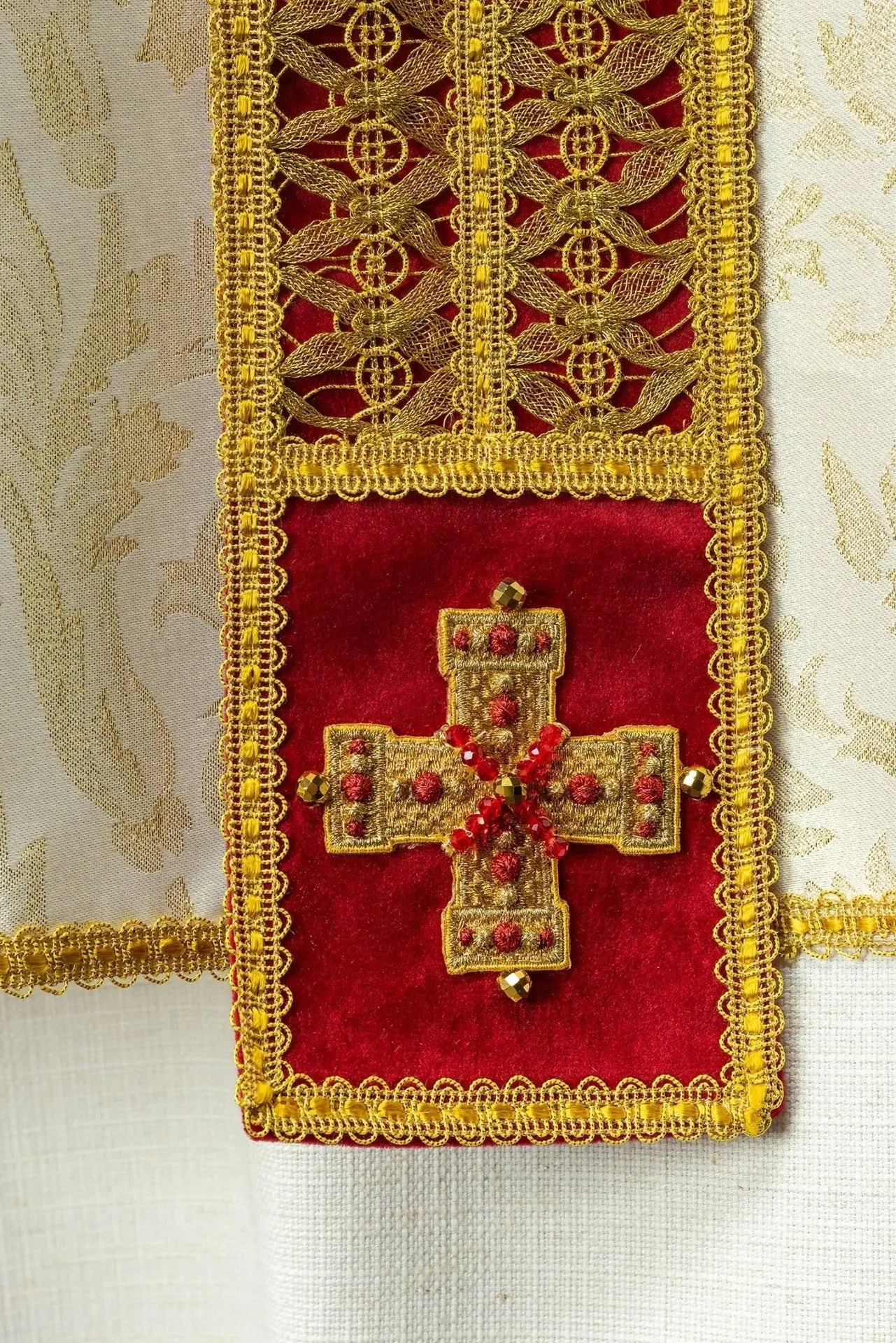 Casulla litúrgica artesanal con piedras naturales – Modelo 7009