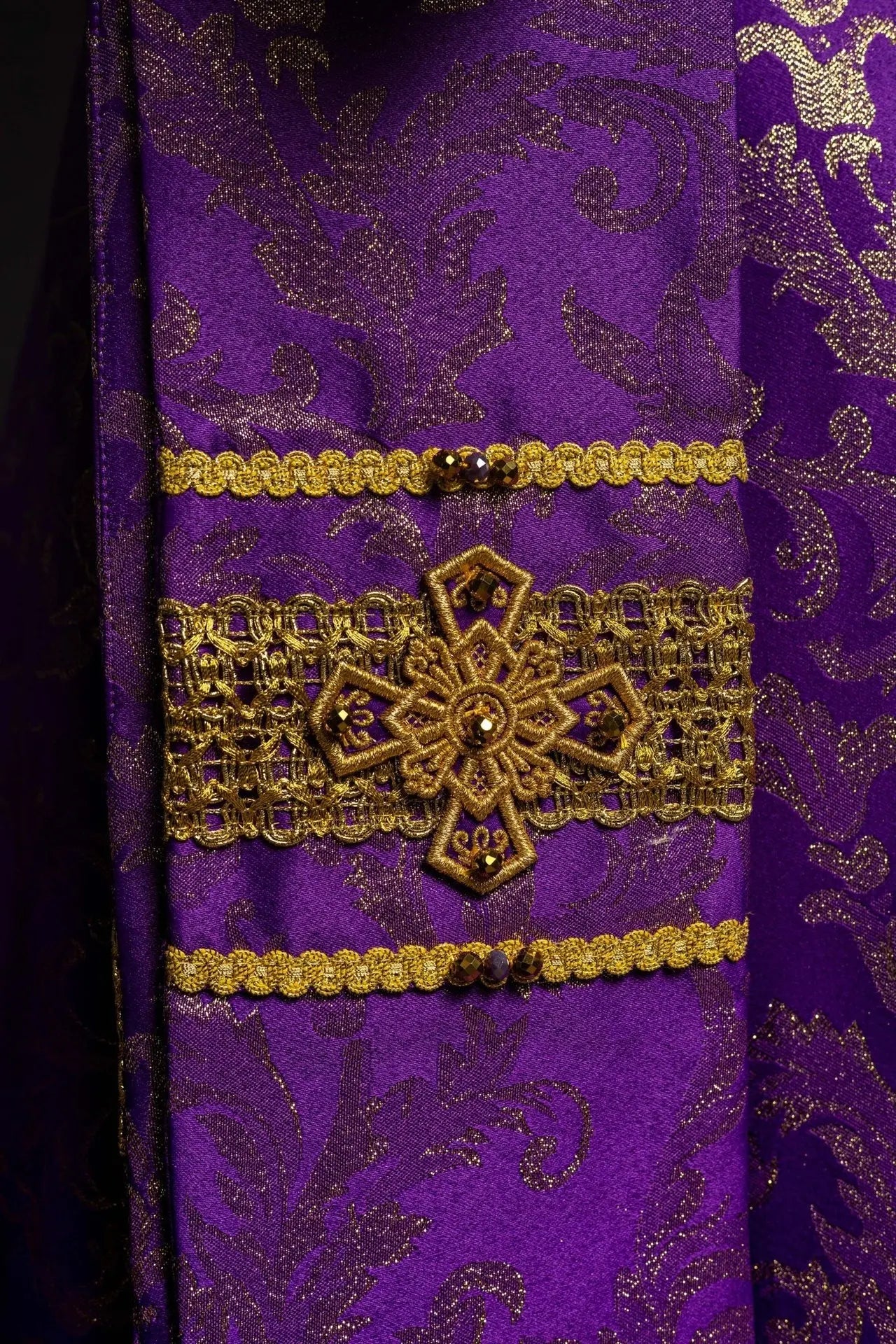 Casulla violeta artesanal con piedras naturales – Colección hecha a mano 7010