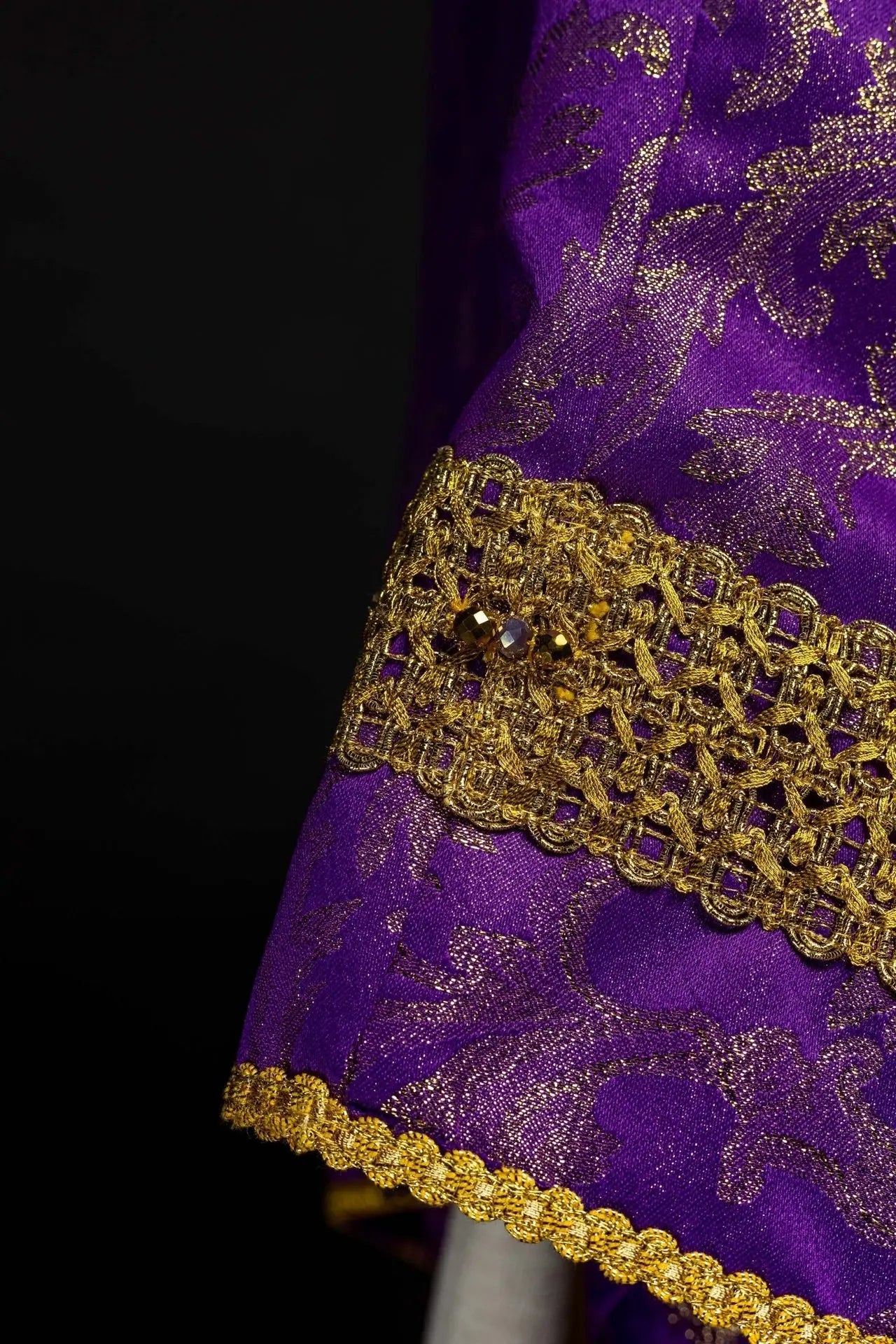 Casulla violeta artesanal con piedras naturales – Colección hecha a mano 7010