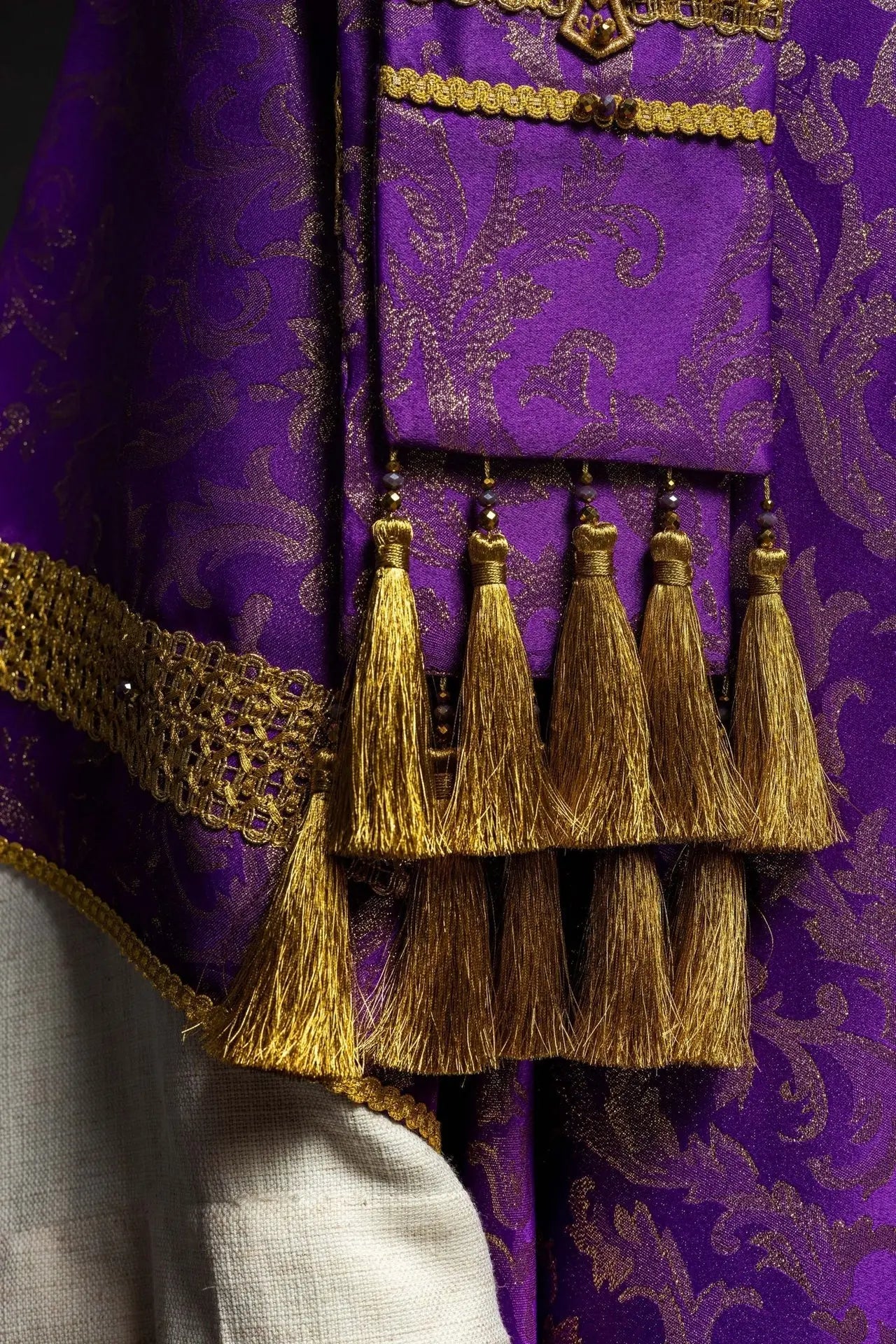 Casulla violeta artesanal con piedras naturales – Colección hecha a mano 7010