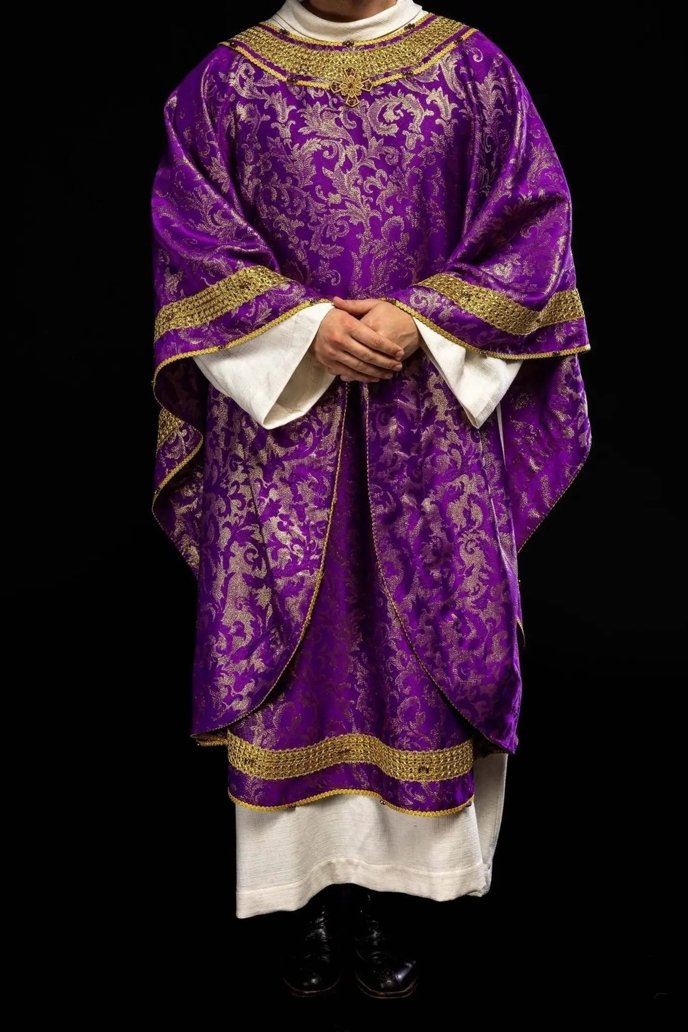 Casulla violeta artesanal con piedras naturales – Colección hecha a mano 7010