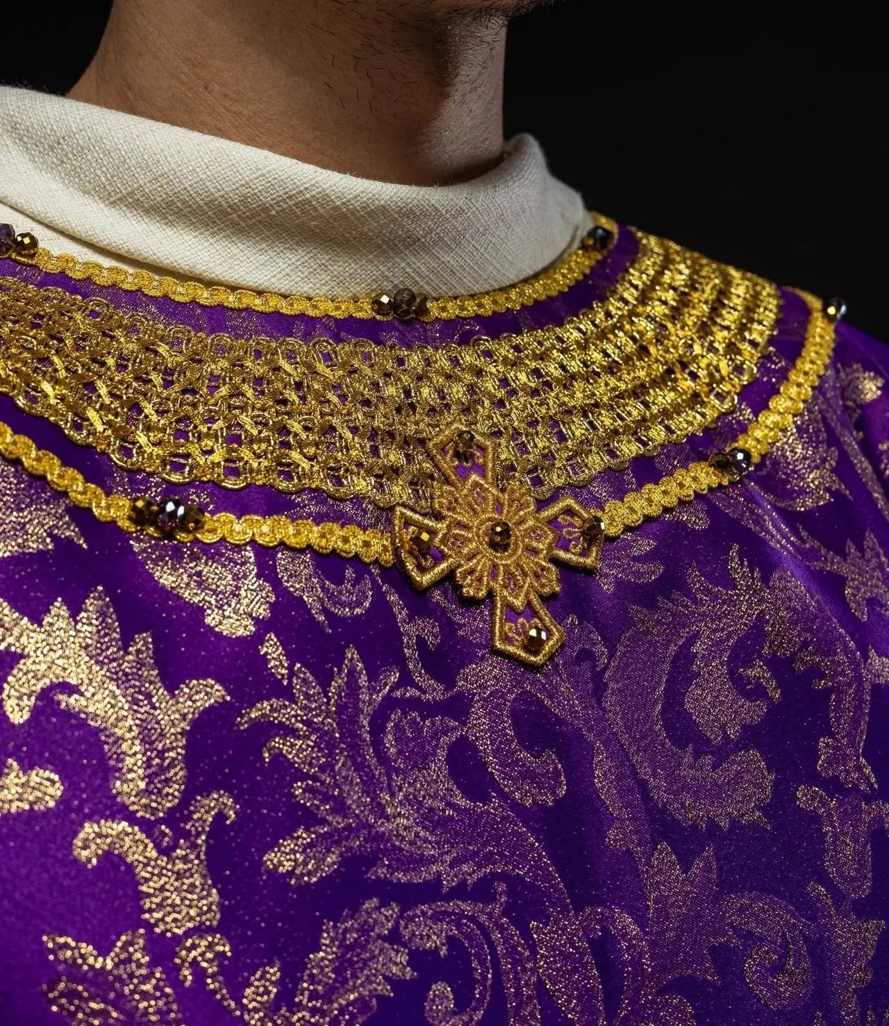 Casulla violeta artesanal con piedras naturales – Colección hecha a mano 7010
