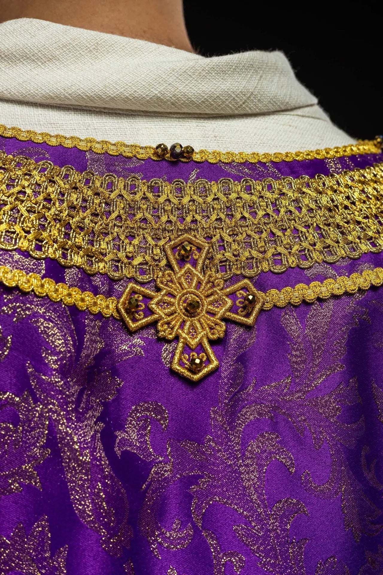 Casulla violeta artesanal con piedras naturales – Colección hecha a mano 7010