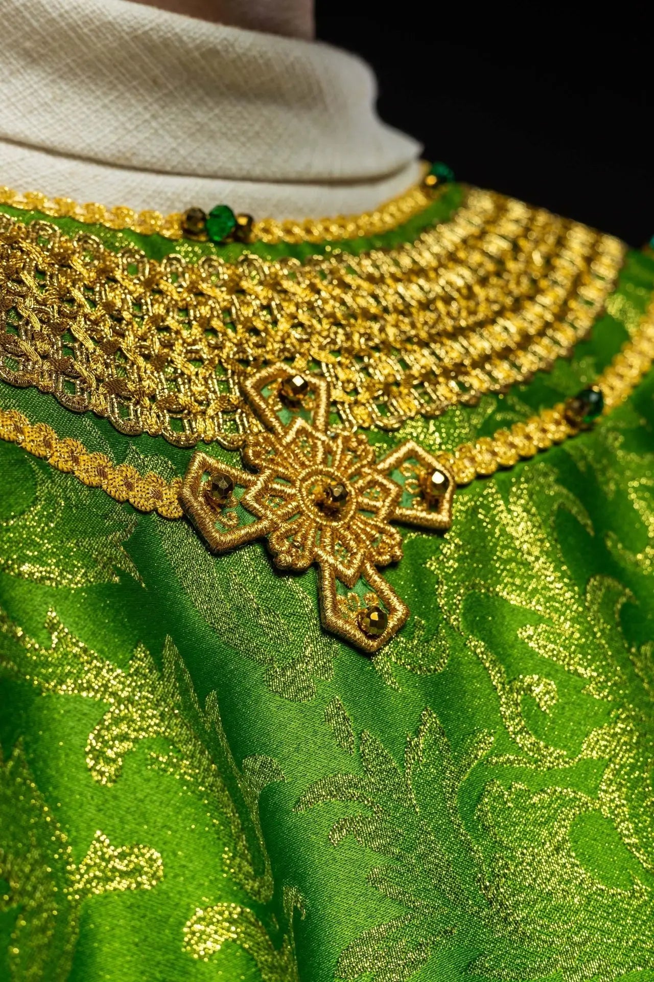 Casulla verde hecha a mano con piedras naturales – Colección Hecha a mano 7010