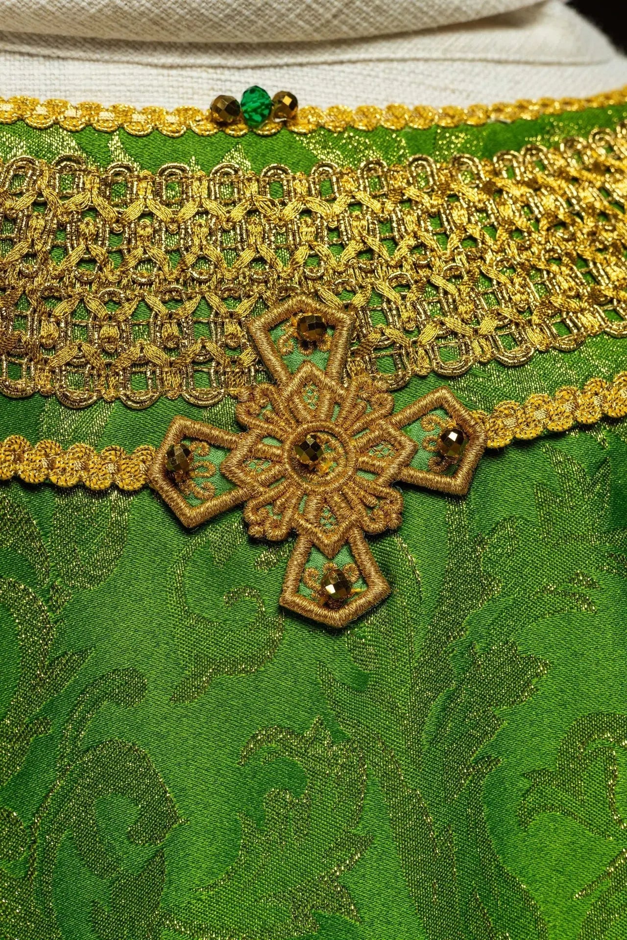 Casulla verde hecha a mano con piedras naturales – Colección Hecha a mano 7010