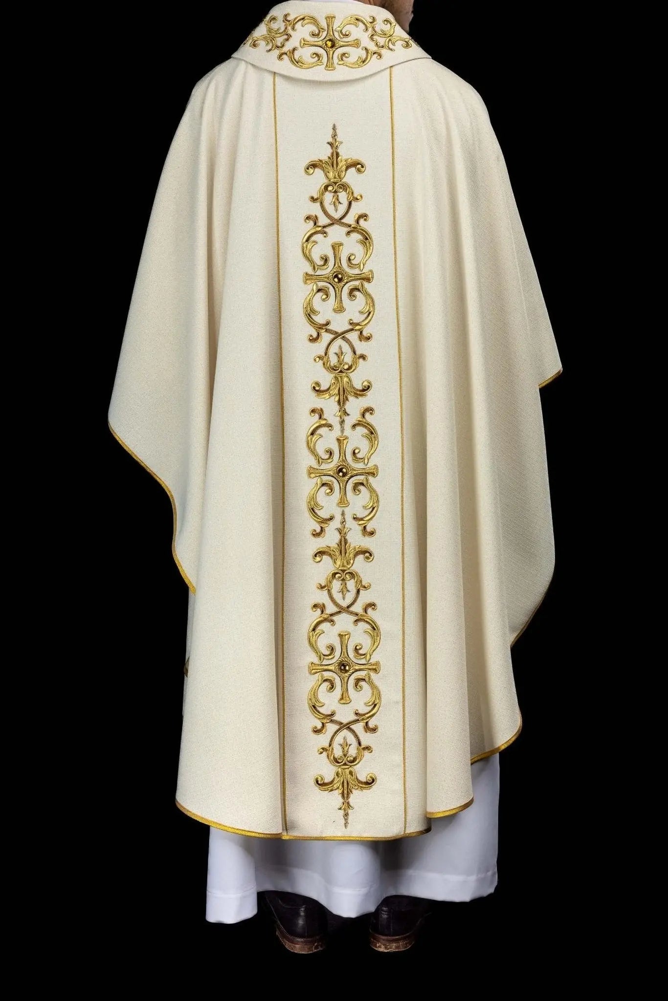 Richly Embroidered Chasuble with Our Lady of the Rosary - HAFTINA ATELIER